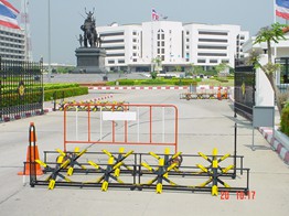 เครื่องกีดขวางรถยนต์ อุปกรณ์หยุดรถยนต์ ยานพาหนะ ทุ่นบกดักรถยนต์ (Car Bomb Block) จำหล่อ จำหล่อแบบเคลื่อนที่ได้