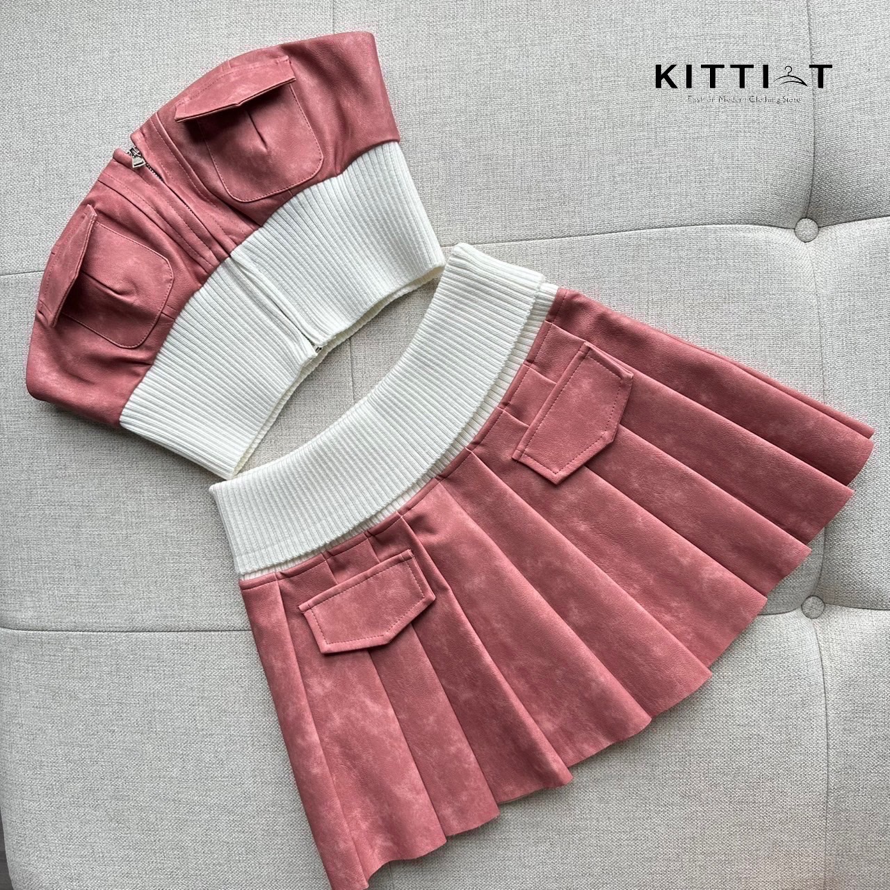 Set (2) ชิ้น สดใส แบบตะโกน ผ้าหนังอย่างดี ไม่หนัก เนื้อบาง เสื้อเป็นครอปสั้น ผสมผ้ายืด ตกแต่งกระเป๋าช่วงหน้าอก ซิบหน้า กระโปรงแต่งพีท ทั้งตัว ตกแต่งกระเป๋า มีซับในเป็นกางเกง สายเด่น สายดัง ต้องไม่พลาดรุ่นนี้ #กิตติ_ที #KITTI_T #เสื้อผ้าแฟชั่น #แบรนด์เวียด