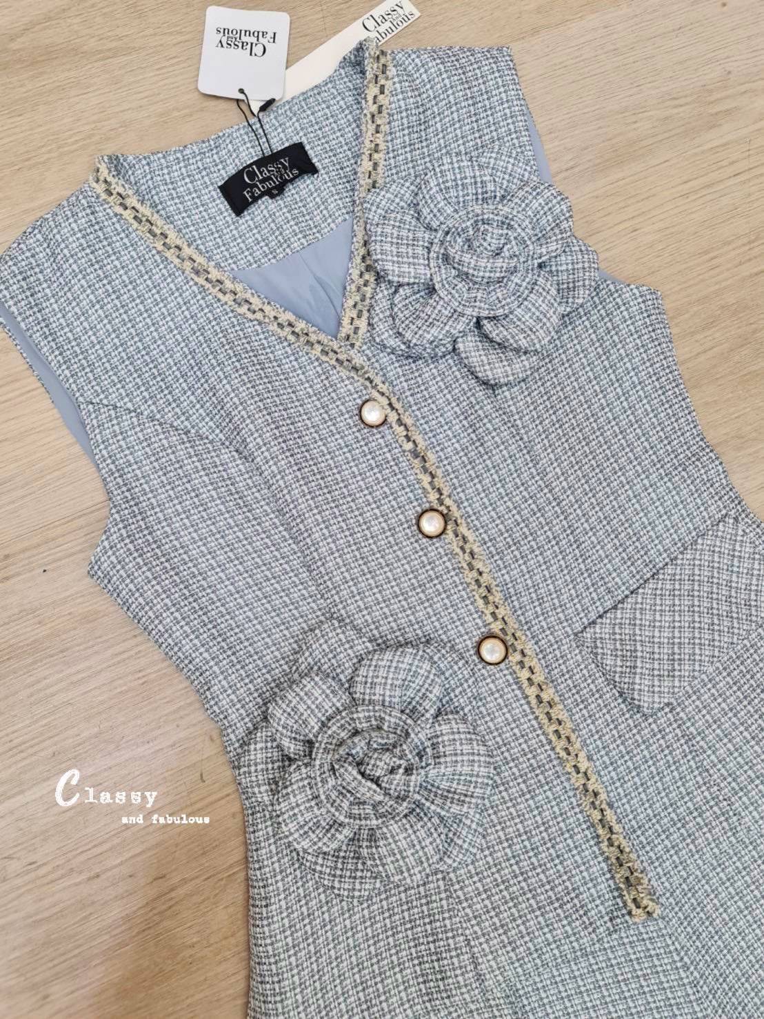 set เสื้อคอวีแขนกุดผ้าทวิตทั้งชุด ตรงคอและรางกระดุมตกแต่งด้วยเส้นลูกไม้ลายสวย กระดุมหน้าถอดได้จริง มีกระเป๋าเสื้อข้างนึงและมีดอกไม้เข็มกลัดสวยๆ ถอดได้ 2 ดอก ใส่คู่ขายาวทรงกระบอกกลาง ซิปหลัง มีกระเป๋าล้วงจริงทั้ง2 ข้าง มึซับในทั้งชุด เนื้อผ้าทวิตอย่างดี ใส