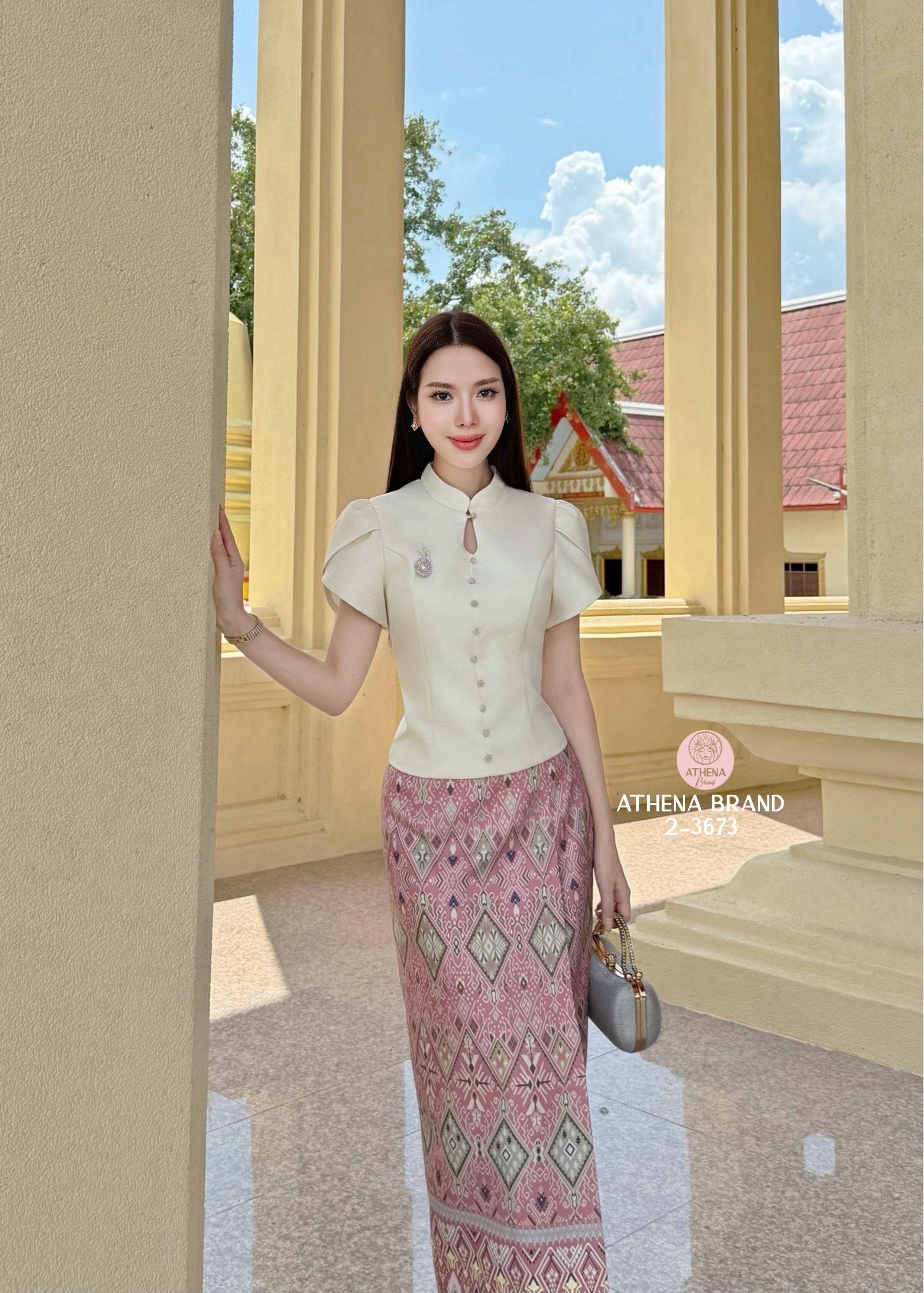 เสื้อ+กระโปรง+เข็มกลัด Set 3 ชิ้น เสื้อดีไซน์ด้านหน้าแต่งกระดุมเรียงสามารถแกะใช้งานได้จริง มีซับใน สวมใส่แบบซิปด้านหลัง แมตช์มาคู่กับกระโปรงพิมพ์ลายป้ายทบคล้ายงานผ้าซิ่นป้ายสำเร็จทรงเข้ารูป เนื้อผ้าดี๊ดีมีTexture งานมีซับใน สวมใส่แบบซิปด้านหลัง ชายกระโปรง