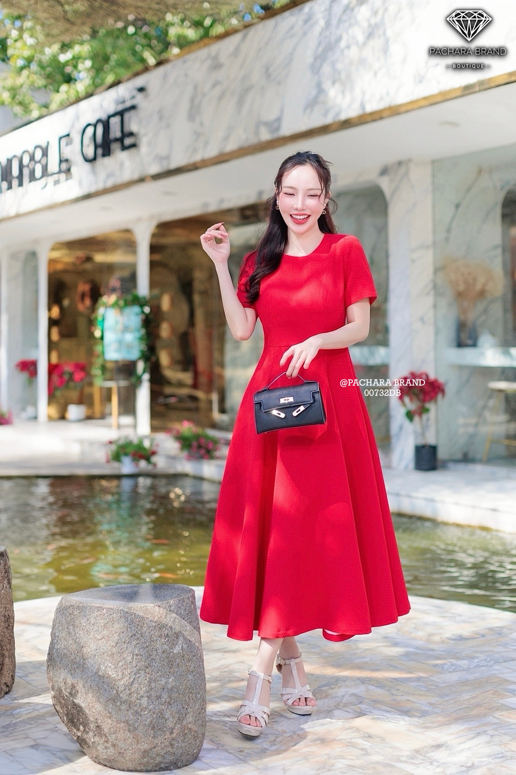 เดรสยาวคอกลมแขนสั้นสีแดง ช่วงเอวตีเกร็ดเข้ารูป ชายกระโปรงบานเป็นทรงสวยมาก เนื้อผ้าหนามีเท็กเจอร์ทอลายนูนสวย งานซิปด้านหลัง มีซับในอัดกาวอย่างดี รุ่นนี้ใส่ชิลล์ถ่ายรูปสวยได้ทุกโอกาสเลยนะคะ #PACHARABRAND