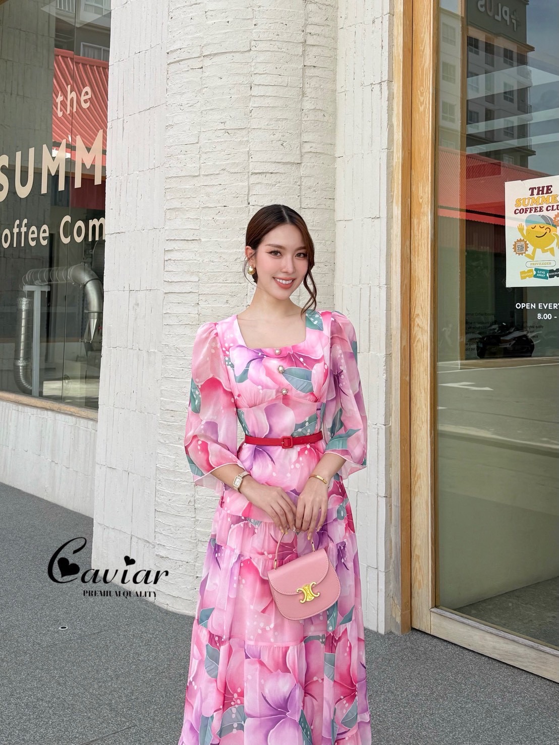 แม้กซี่ตัวเริ่ด-ตัวปัง สวยหวานสุดๆ งานเดรสคอเหลี่ยม แขนศอกทรงปล่อย กระโปรงเย็บระบายเป็นชั้นๆ ช่วงอกเสริมฟองน้ำ งานซิปหลัง มาพร้อมเข็มขัดสีสวยเข้ากับชุด