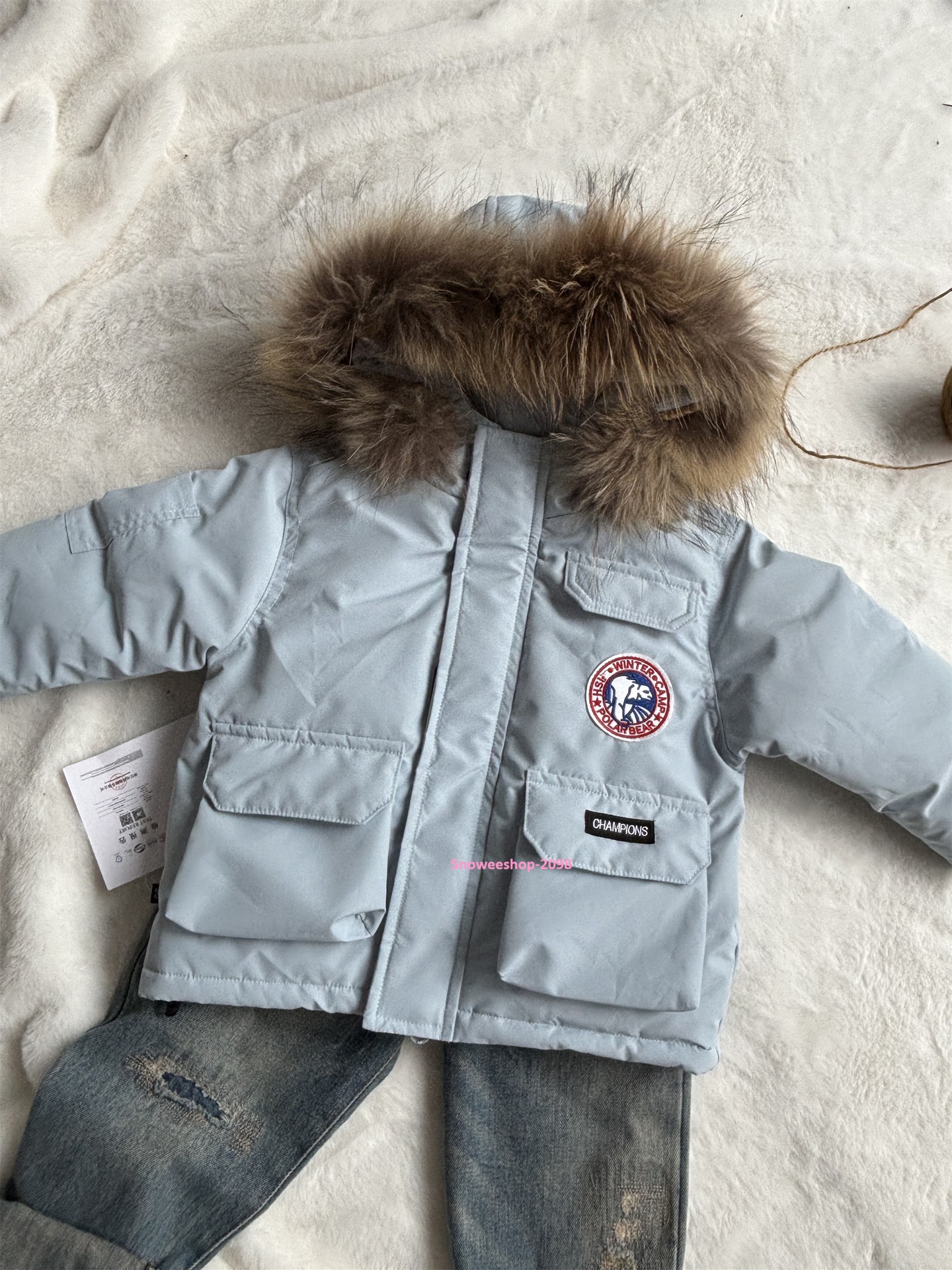 ลมหนาวก็ไม่กลัว…เด็กใส่แล้วอุ่นมาก สื้อกันหนาวสไตล์แคนาดากูส มีฮู้ดกันลม–กันน้ำ–กันหิมะ ใส่เที่ยวเมืองนอกได้สบาย มีไซส์ 80–150 cm และ 3 สีสุดคิ้วท์ ครบทุกลุค