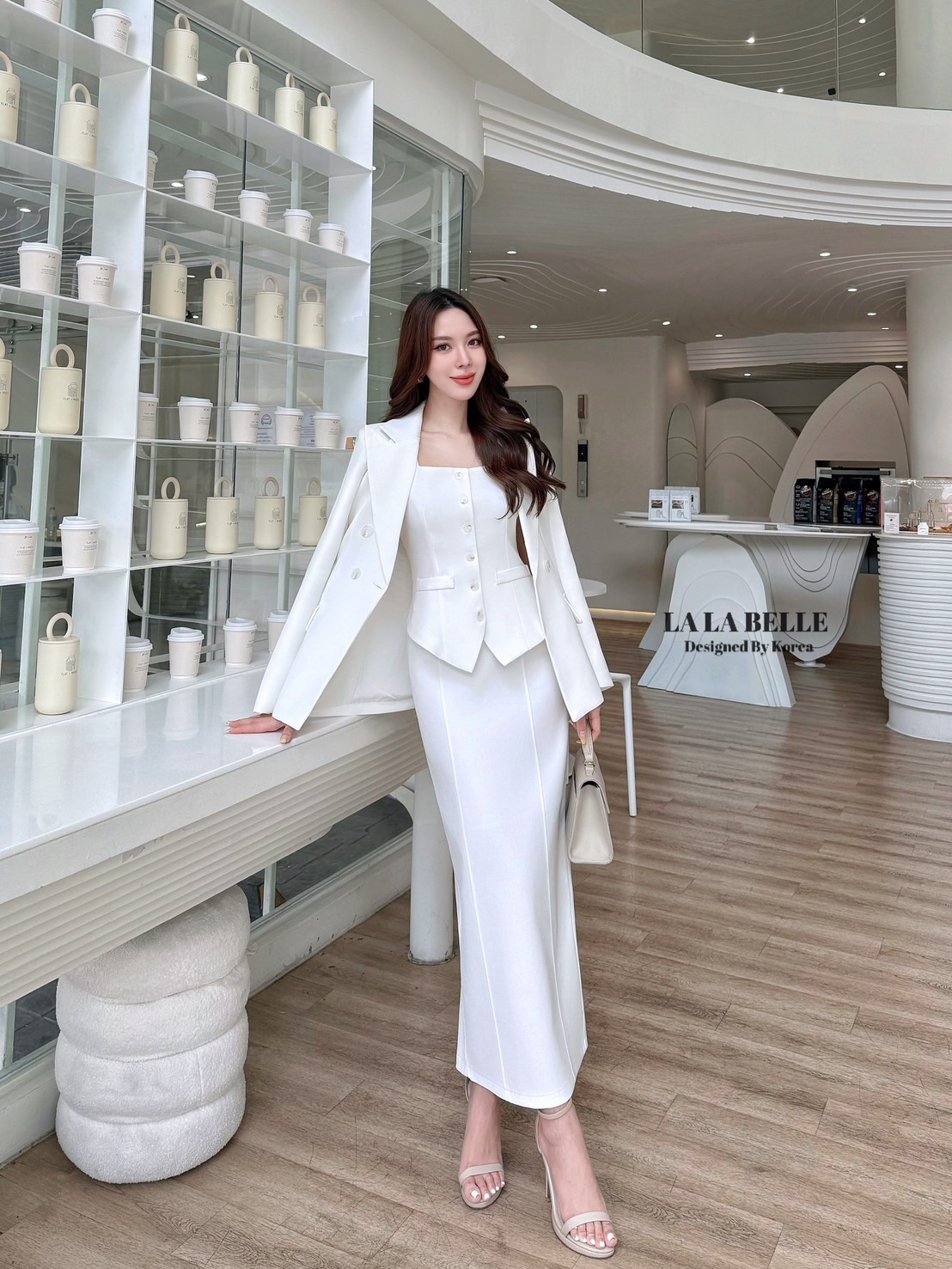 เซต3ชิ้นผ้าสูทอัดกาวอย่างดีผ้ามีน้ำหนักสุดๆเสื้อคอเหลี่ยมกระดุมหน้าเอวเข้ารูปชายเสื้อบานออกเล็กๆใส่กับกระโปรงทรงสอบเอวสูงตะเข็บหน้าผ้าหลังมาพร้อมเสื้อสูทคอกปกกระดุมหน้าแขนยาวบ่าเสริมฟองน้ำมีซับในอัดกาวอย่างดี