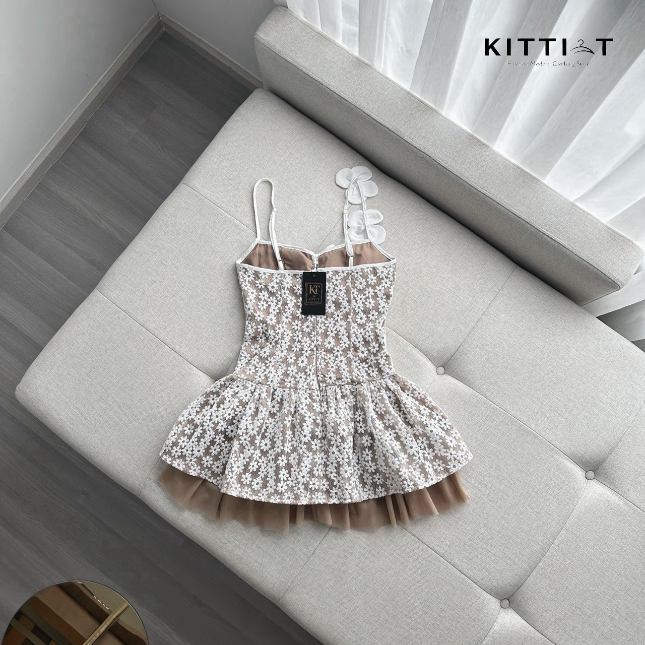 Details : Dress ชุดเดรสสายเดี่ยวสไตล์หวาน ตัวชุดตัดเย็บจากผ้าลูกไม้ลายดอกไม้สีขาวทั้งตัว ดีเทลตกแต่งด้วยริบบิ้นผูกไขว้ด้านหน้าเพิ่มความน่ารัก feminine มีดอกผ้าตกแต่งขนาดกลางบริเวณสายเดี่ยวและช่วงเอว