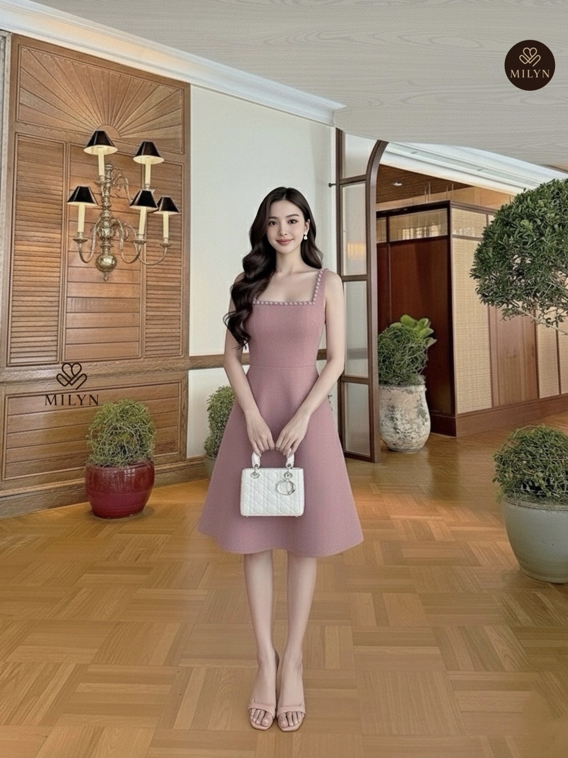 เดรสสีชมพูตัวเดรสแขนกุดแต่งอะไหล่เพชรขอบชุดช่วงอกเชื่อมไปด้านหลัง ( เดรสเสริมฟองน้ำและซิปหลังซ่อนอย่างดี ) และมีอะไหล่โบว์ใหญ่ริบบิ้นยาวให้อีกชิ้นมีกเข็มกลัดสามารถติดตรงด้านหลังได้ หรือถอดออกได้ ตัวกระโปรงทรงพลิ้วสวย เนื้อผ้าหนามีเทคเจอร์และมีซับในทั้งตัว