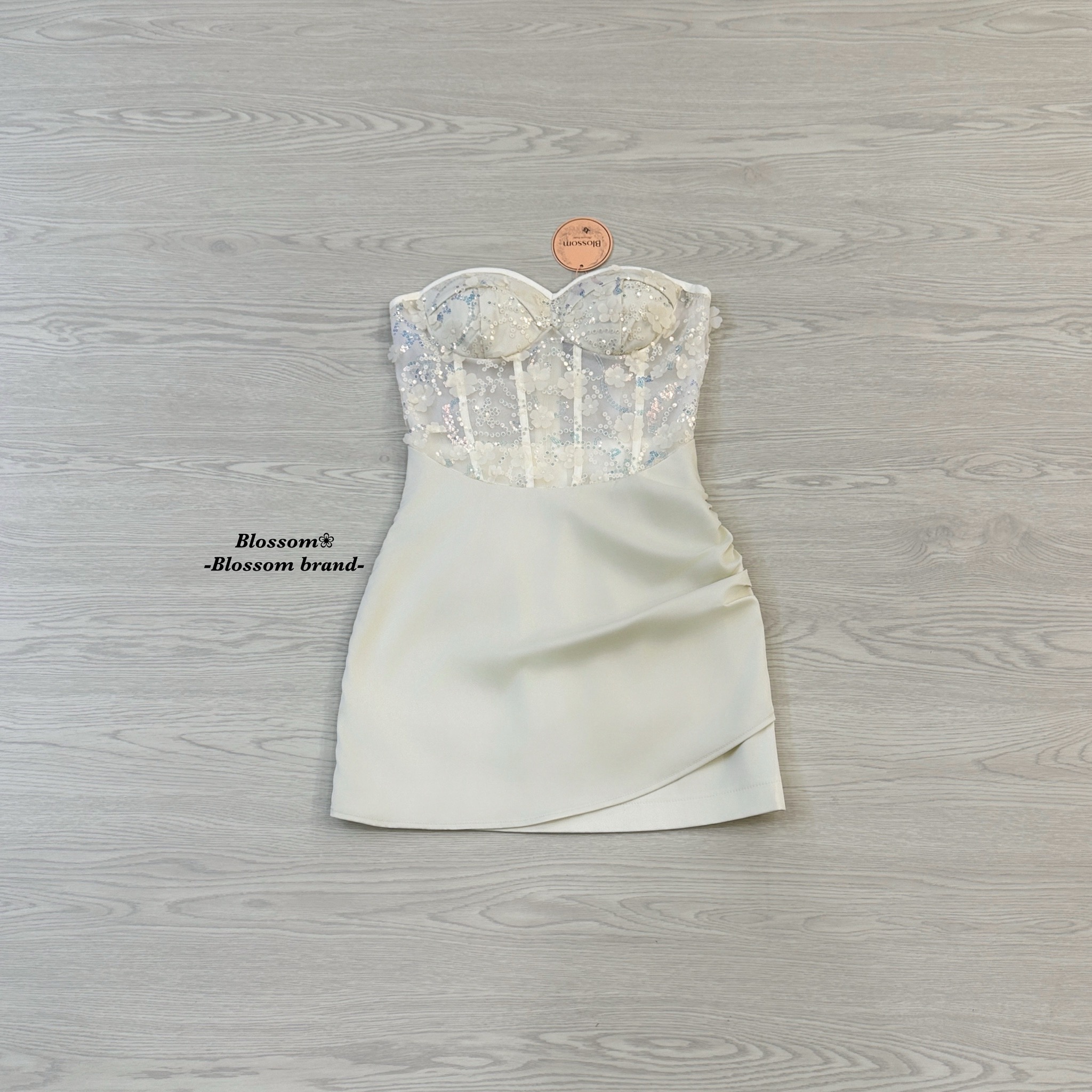 มินิเดรสเกาะอกสีครีม ด้านบนแต่งผ้าตาข่ายเย็บเลื่อมและดอกไม้เพิ่มความเซ็กซี่ สวยหรูดูแพงสุดๆ ผ้าดี งานสวยมาก ช่วงหน้าอกมีฟองน้ำในตัว ซิปหลัง งานมีซับในอย่างดี ใส่ดินเนอร์ ออกงาน งานปาร์ตี้วันเกิด ได้ทุกโอกาสค่า #ป้ายBlossombrand #Blossombrand #ชุดงานป้าย #