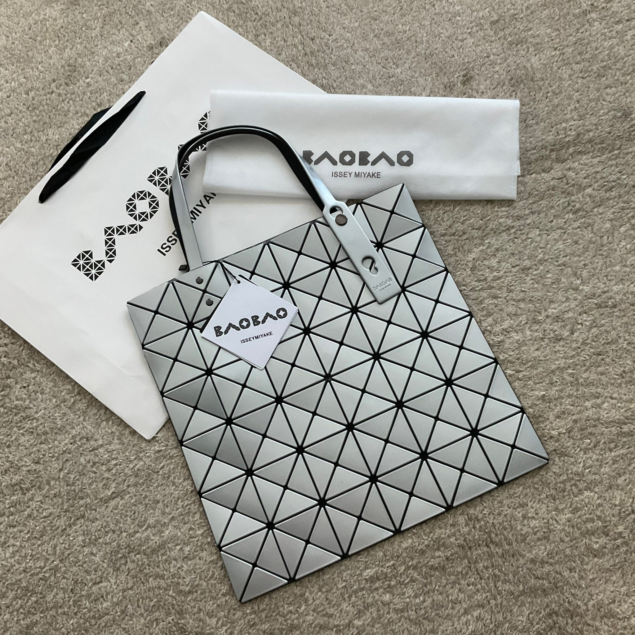 กระเป๋าทรงโท้ทใบใหญ่แบรนด์เนมเบาเบาอิสเซ่มิยาเกะสีขาว สีเงิน สีดำ BAO BAO ISSEY MIYAKE TOTE BAG (6x6)