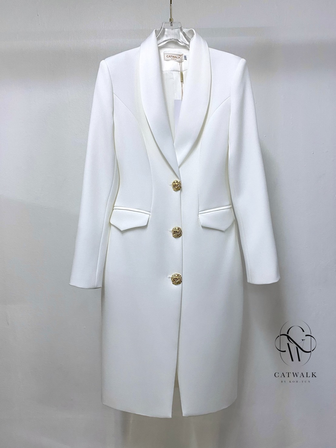 เดรสสูทปกกล้วยแต่งกระดุมทอง เนื้อผ้าเกรดเอ เนื้อนุ่มเป็นทรงสวย ตัวชุดเป็นทรงเข้ารูป ปกตัวชุดใช้ผ้าเครปกึ่งเงา กระโปรงเป็นทรงสอบ มีกระเป๋า 2 ข้าง ใช้งานได้จริง ด้านหน้าแต่งด้วยกระดุมทองสุดหรู จะใส่เป็นเดรสหรือใส่คลุมเก๋ๆ ก็ดูดีสุดๆ งานเกรดไฮเอน งานป้ายCATW