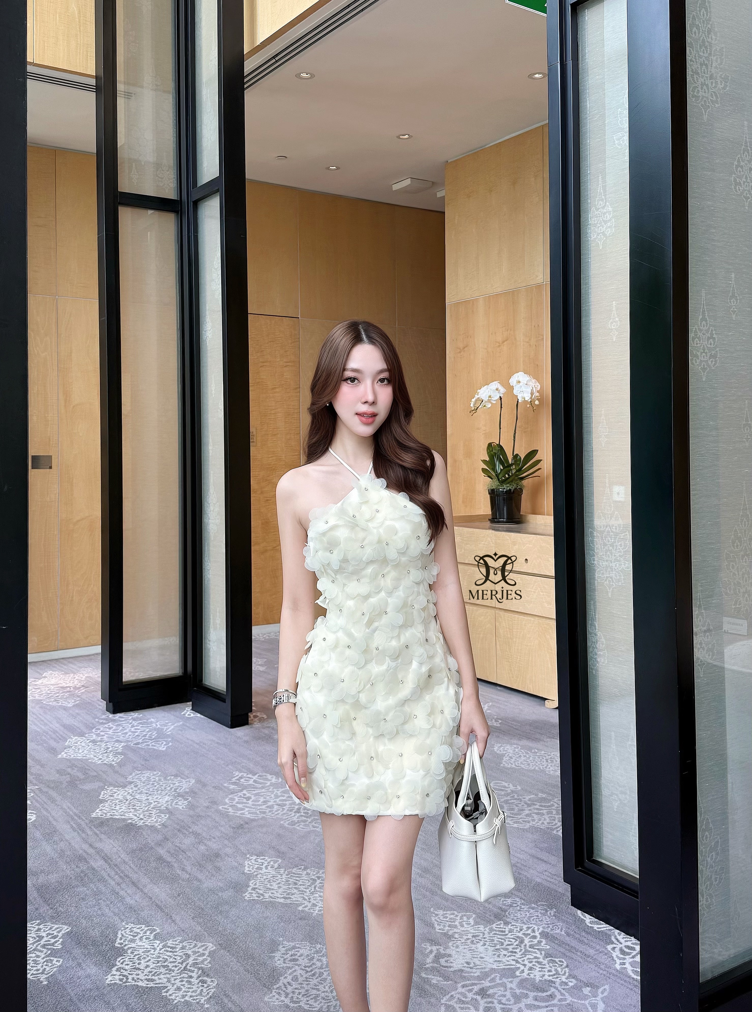 เดรสดอกไม้แต่งเพชรสีชมพูดีเทลงานคล้องคอเชือกผูกด้านหลังงานโชว์หลังแต่งดอกไม้ทรงใหญ่มีเกสรเพชรทั้งชุดสวยเก๋มากๆคะงานทรงเข้ารูปอกมีฟองน้ำเสริมทรงสวยมาก มีความเซ็กซี่สวยเก๋บอกเลยว่าไม่เก็บชุดนี้เสียดายแย่เลยคะ รุ่นฮอตขายดีมากคะ