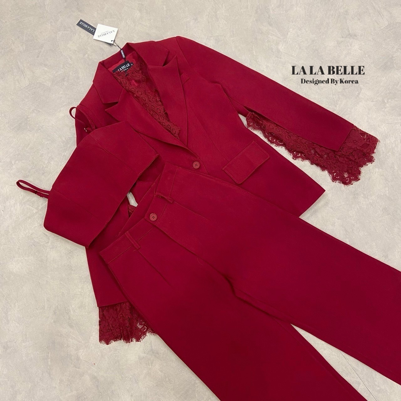 เซต3ชิ้นผ้าสูทอัดกาวอย่างดีผ้าดีทรงสวยเสื้อครอปสายเดี่ยวเสริมฟองน้ำปรับสายได้ใส่คู่กางเกงขายาวเอวสูงมีกระเป๋ากางเกง2ข้างมีซับในอัดกาวอย่างดีมาพร้อมเสื้อสูทคอปกแขนยาวผ่าแขนแต่งลูกไม้ช่วงขอบคอและขอบแขนมีซับในอัดกาวอย่างดีงานคุณภาพเ