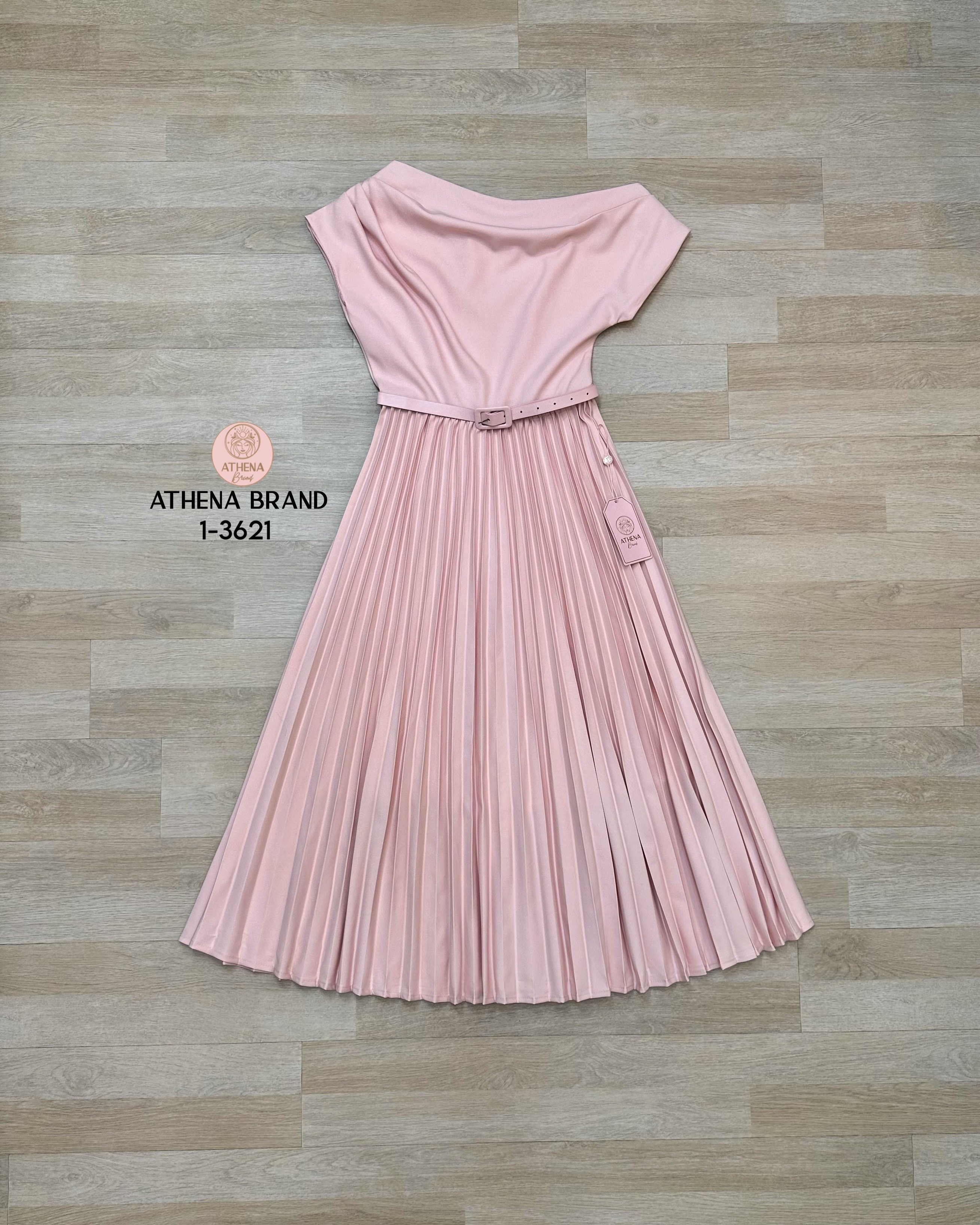 Tag 🔖 :Athena (อธีน่า) Brand Detail :: Dress+เข็มขัด Maxi Dress ดีไซน์ทรงปาดไหล่ มีดีเทลอัดพลีทจับจีบ เนื้อผ้าดี๊ดีมีน้ำหนักและมีTexture งานมีซับใน สวมใส่แบบซิปด้านหลัง แมตช์มาคู่กับเข็มขัดหนัง สวยละมุนเรียบหรูผู้ดีมากค่า #Athenabrand #ป้ายAthena