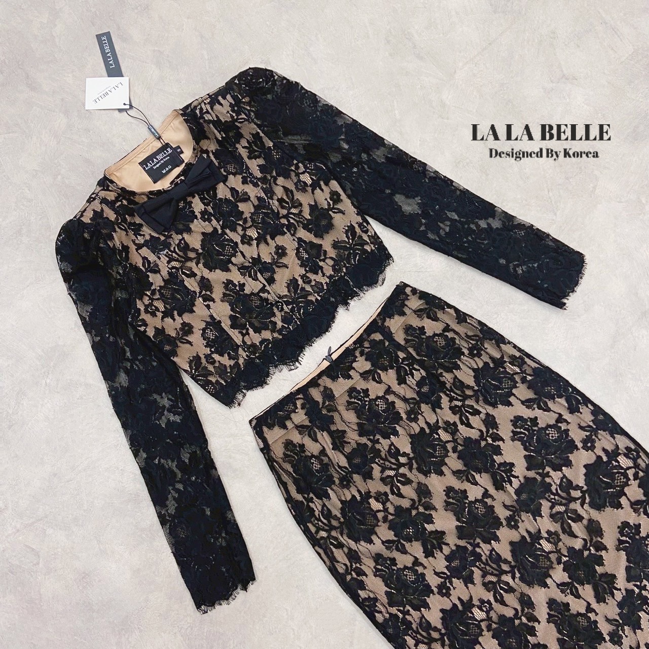 เซตลูกไม้ลายดอกกุหลาบทรงใหม่สวยมากเสื้อคอกลมแขนยาวซีทูติดกระดุมแป๊กด้านในแต่งโบว์มีซับในสีเนื้อกระโปรงสอบยาวผ่าหลังมีซับในถึงปลายชุดสวยหรู