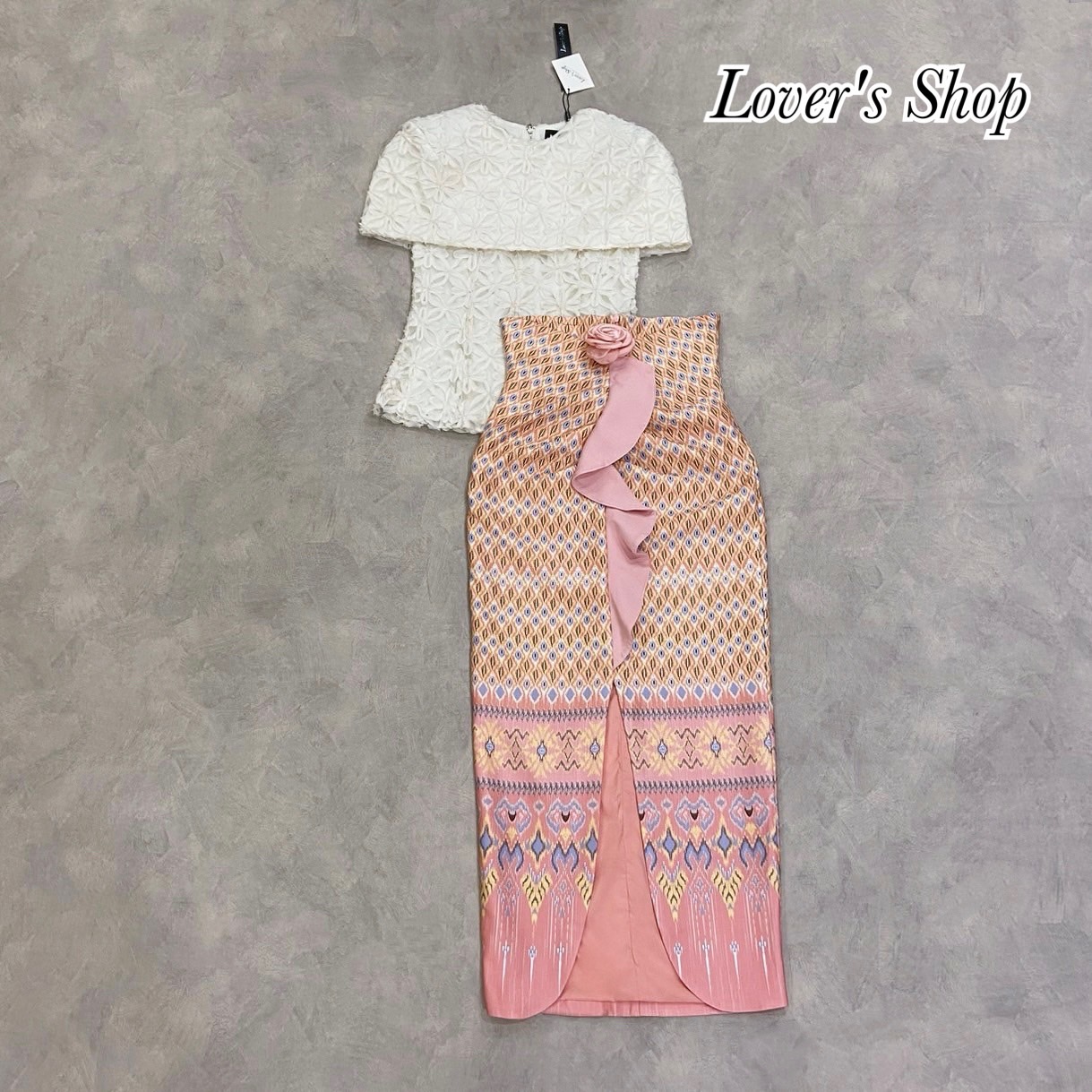 Teg : Lover’s Shop Detail : งามอย่างไทย สวยหวาน ลงตัวมากๆค่ะ สวยยกเซ็ทไม่ต้องไปหาแม็ทเองค้า ดีเทลตัวเสื้อเป็นทรงคลุมไหล่ ทรงเข้ารูปพอดีตัว ช่วงปกด้านหลังผ่าออก สามารถยกมือใช้งานได้สะดวกค่ะ ตัวเสื้อมีซับในอย่างดีค่ะ ใช้ผ้าลูกไม้เนื้อนุ่มไม่คันนะคะ งานซิบหล