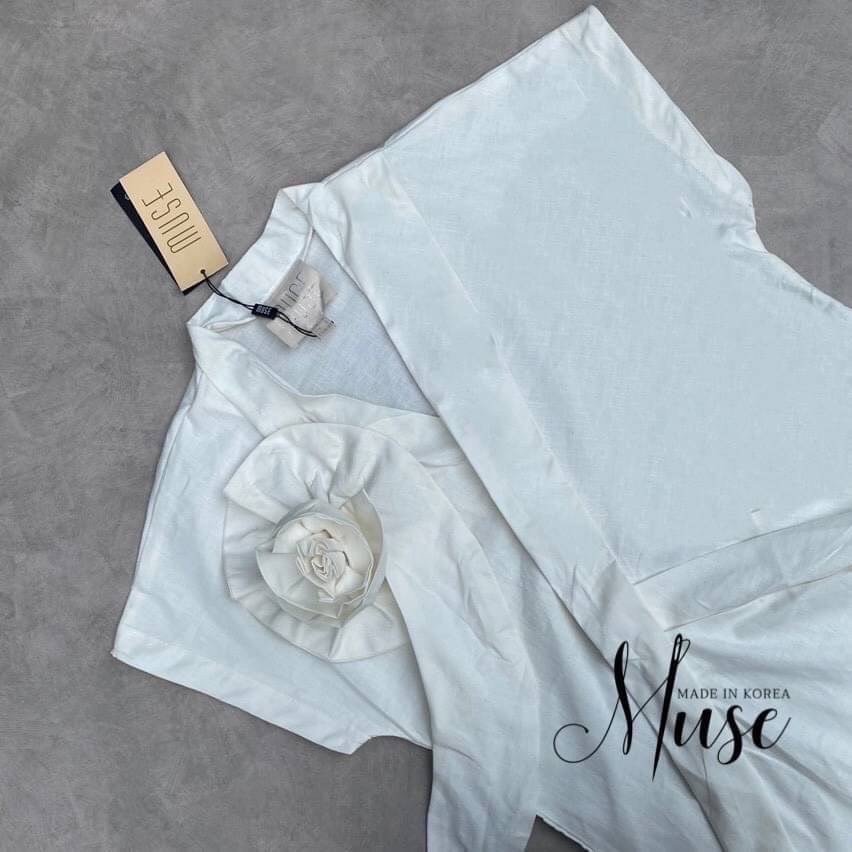 : เดรสตัวยาวสีขาวคอวี ช่วงอกแต่งดอกไม้สีขาวเพิ่มความโดดเด่น ตัวชุดเป็นทรงปล่อยๆ สาวๆที่มองหาชุดเรียบๆแต่ไม่ทิ้งความโดดเด่นต้องรุ่นนี้เลยค่า