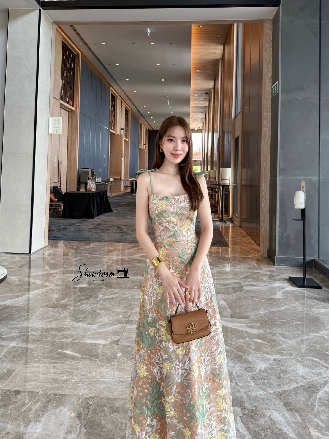 เดรสลูกไม้ทอลายทรงสายเดี่ยวลำตัวเข้ารูปกระโปรงจับจีบระบายแต่งโบว์ไหล่สุดหรู ดีไซน์สวยสะกดสายตา สายสีเขียวติดโบว์ไหล่โดล่างเป็นกระโปรงสุ่มพองบาน เนื้อผ้าลูกไม้ทอลายนูนสลับสีส้มเขียวขาว ให้ลุคที่ทั้งเซ็กซี่และนุ่มนวลในเวลาเดียวกัน คอมพลีทลุคครบจบในชุดเดียวค