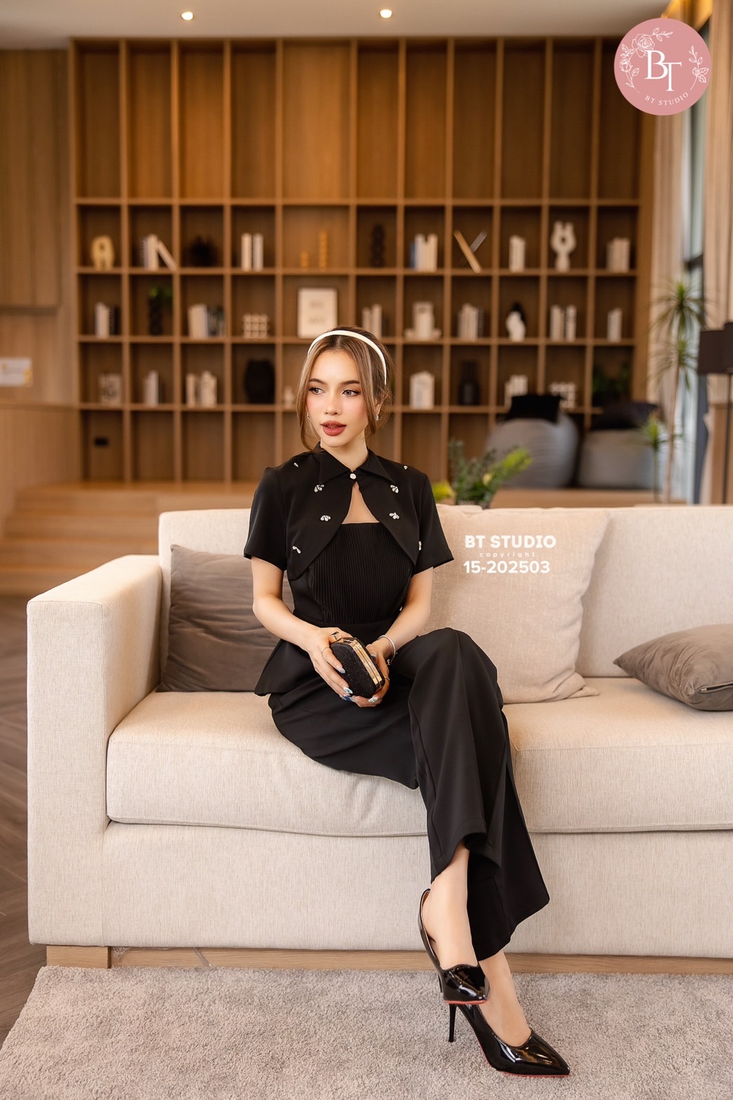 TAG : BT studio DETAIL : ชุดเซ็ท 2 ชิ้น เสื้อแขนสั้นดีเทลแต่งคอปกไล่มาตรงกลางติดเพชรกระจายเว้ากลางอกเล็กน้อยแต่งตัดต่อเกาะอกอกพรีทตรงกลาง เอวเข้ารูปปลายชายบานออก งานซิปหลัง