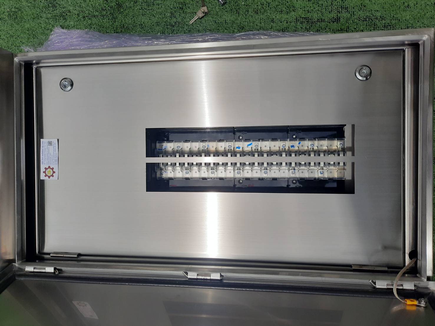 Main LUG 250A ตู้สแตนเลส 304 มีหลังคาสโลป W450xH800xD152mm. (42ช่อง)