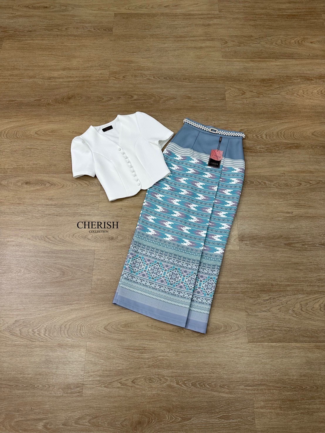 เซ็ท 3 ชิ้น ชุดไทย ชุดงานบุญ สีใหม่ไม่ซ้ำใครแน่นอน ตัวเสื้อคอวีตกแต่งกระดุม ส่วนตัวผ้าถุงเป็นผ้าถุงสำเร็จรูปตกแต่งลายไทยจับจีบหน้าผ่าหลัง ลายใหม่ของร้านซึ่งเก๋ละโดดเด่นมากๆ แถมเข็มขัดมุก