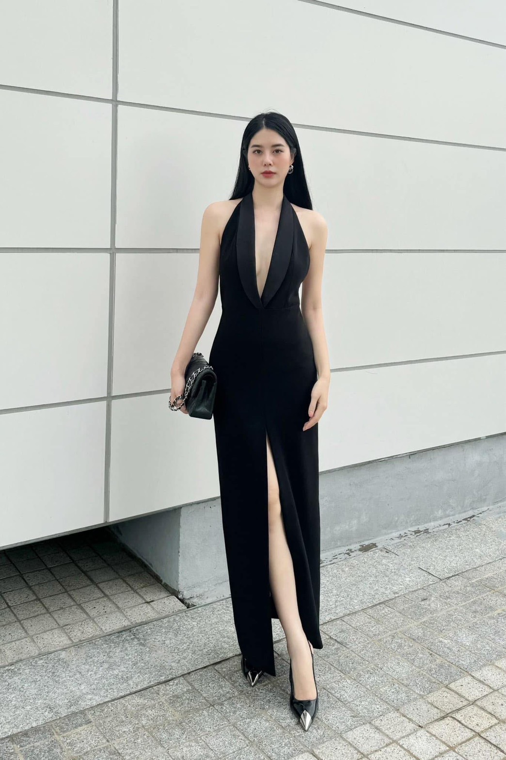 เดรสยาวสีดำดีไซน์คอวีลึดแขนกุด ด้านหน้าขอบชุดแต่งปก ทรงเข้ารูป ( เสริมฟองน้ำและซิปหลังอย่างดี ) ช่วงกระโปรงทรงตรงยาวผ่าหน้าสูงปรี๊ด เนื้อผ้าดีมีซับในทั้งตัว สวยแซ่บตัวมัมสุดๆ