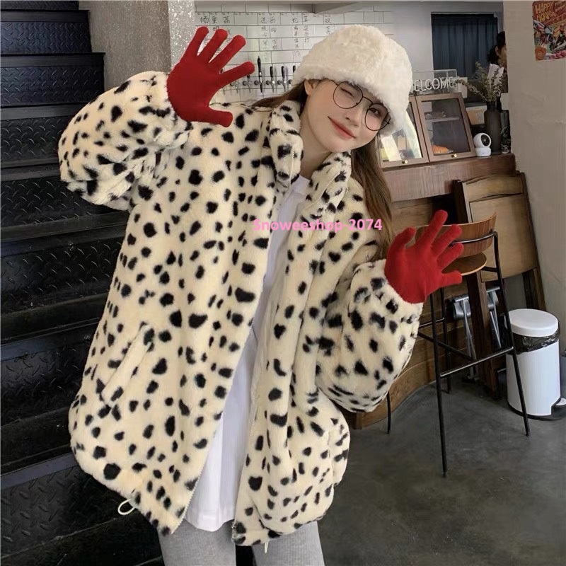 Leopard Lover Must-Have ลายเสือกลับมาแรงอีกครั้ง เสื้อโค้ทขนกำมะหยี่นุ่มฟู ทรงหลวมใส่สบาย สไตล์เกาหลีสุดชิค ใส่เที่ยวต่างประเทศก็ปัง ใส่ในเมืองก็เก๋ อุ่นแต่ไม่อ้วน ใส่แล้วดูแฟสุดๆ ใส่เที่ยวได้ตั้งแต่โซลถึงซัปโปโร พร้อมให้เลือกหลายไซ ใส่ยังไงก็สวยทุกองศา