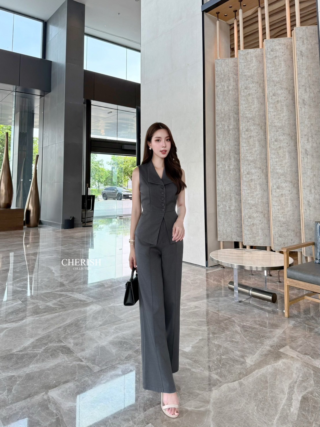 ชุดเซ็ท สุดเรียบหรูดูโก้ สวยแบบไม่ซ้ำใคร ตัวเสื้อคอปกแขนกุดตัวยาวดีไซน์เก๋ ตกแต่งกระดุมตรงกลาง มาพร้อมกางเกงขากระบอกเอวสูงซิปหน้า ใส่สะดวกสบายช่วยทำให้ขาเรียวยาว มีกระเป๋า 2 ข้าง