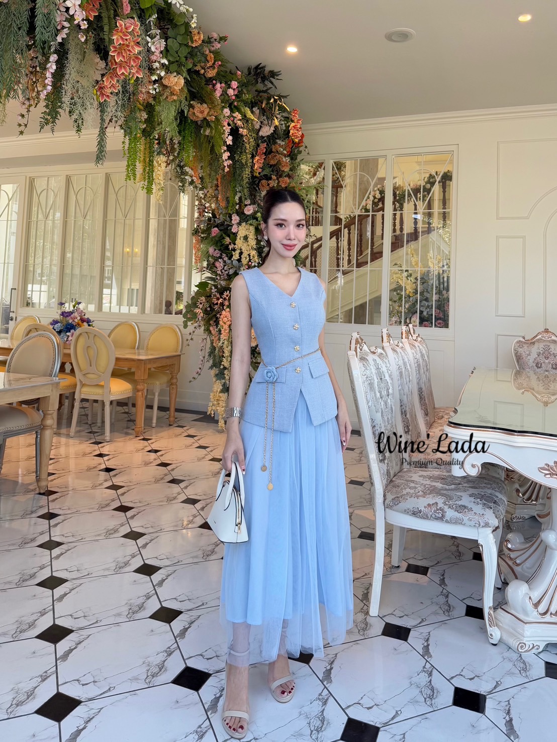 Set 4 Pcs. เช็ทเสื้อแขนกุดกระดุมหน้า เนื้อผ้ามีเทคเจอร์ มาพร้อมกระโปรงมุ้งสีเข้าเซ็ท มีเข็มกลัดดอกไม้และเข็มขัดโซ่ เพิ่มความลัคซู ทรงสวย เป๊ะ สวยหรู ดูแพง มากค่ะ ใส่แล้วผอมเพียว ซับในทั้งตัว เนื้อผ้าใส่สบาย สายลัคซูรี่ ต้องมีติดตู้ ใครได้ลองแล้วจะหลงรักค่