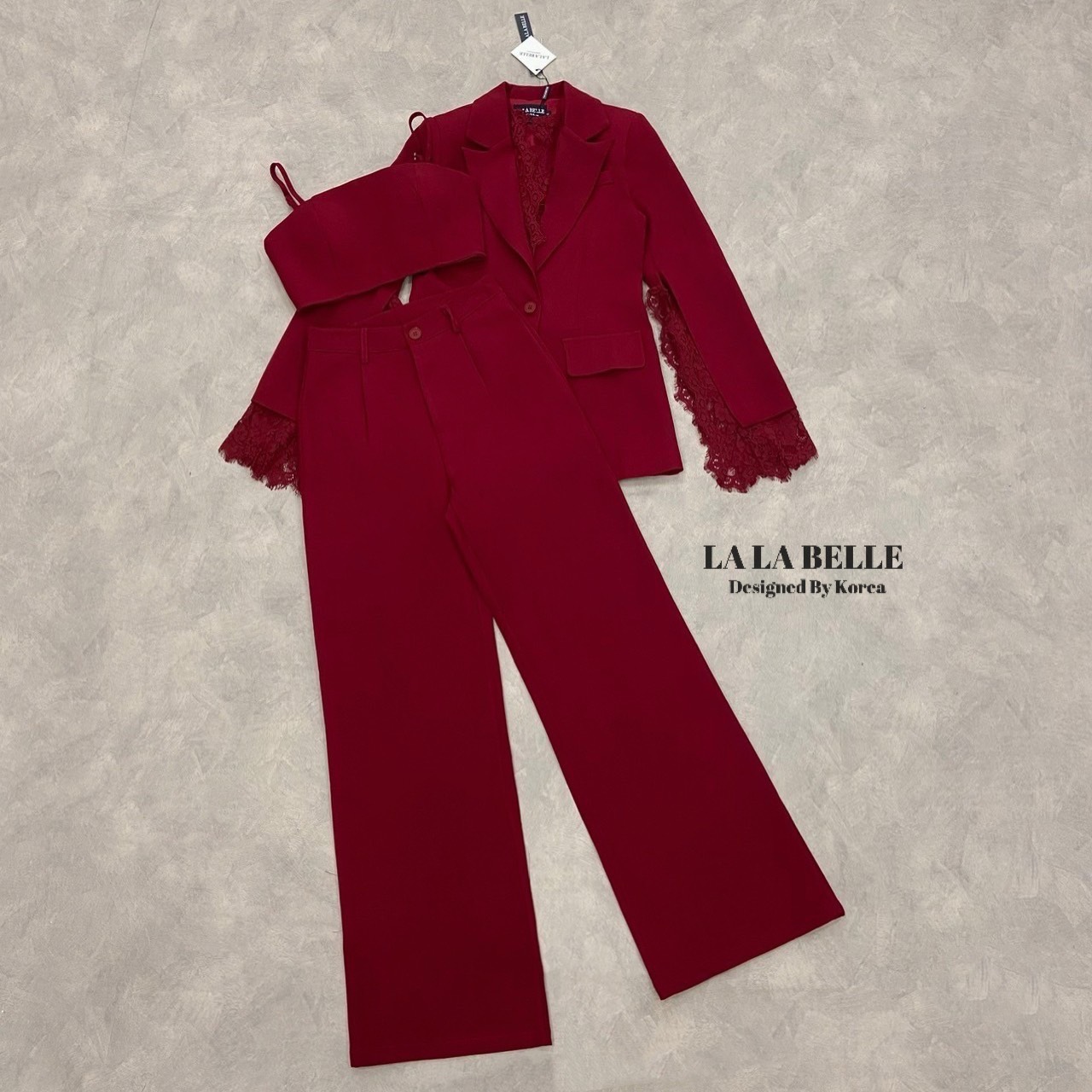 เซต3ชิ้นผ้าสูทอัดกาวอย่างดีผ้าดีทรงสวยเสื้อครอปสายเดี่ยวเสริมฟองน้ำปรับสายได้ใส่คู่กางเกงขายาวเอวสูงมีกระเป๋ากางเกง2ข้างมีซับในอัดกาวอย่างดีมาพร้อมเสื้อสูทคอปกแขนยาวผ่าแขนแต่งลูกไม้ช่วงขอบคอและขอบแขนมีซับในอัดกาวอย่างดีงานคุณภาพเ