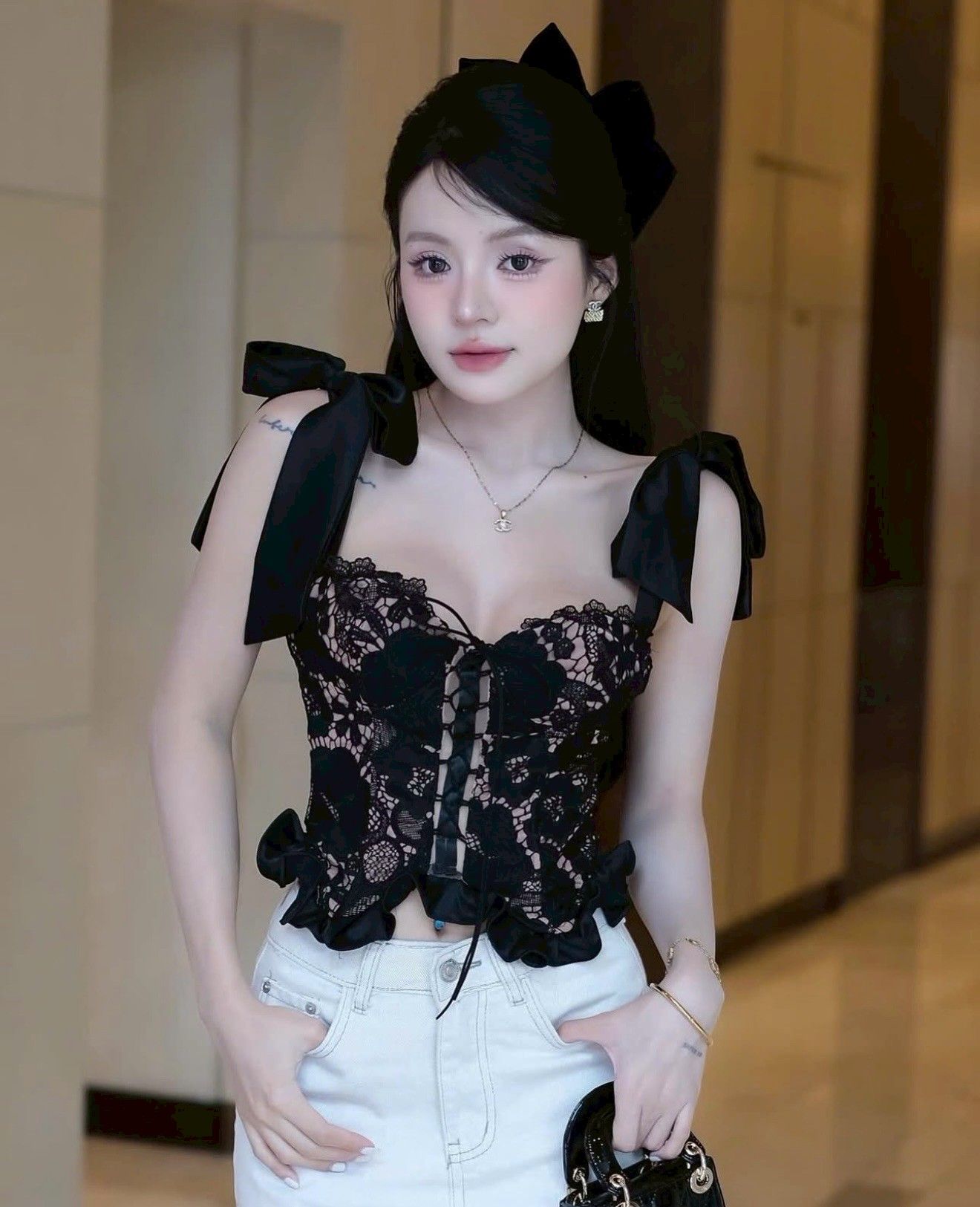 ชุดเซตเสื้อลูกไม้+กางเกงยีนสีขาว เสื้อลูกไม้สวยมาก แต่งโบที่หัวใหญ่ทั้ง2ข้าง ดีเทลแต่งเชือกด้านหน้าเสื้อหน้าอกมีฟองน้ำ #Rattana🌟PT #ร้านกาแฟ#ออกงาน #ปาตี้#ชุดกางเกง #งานป้ายคุณภาพดี