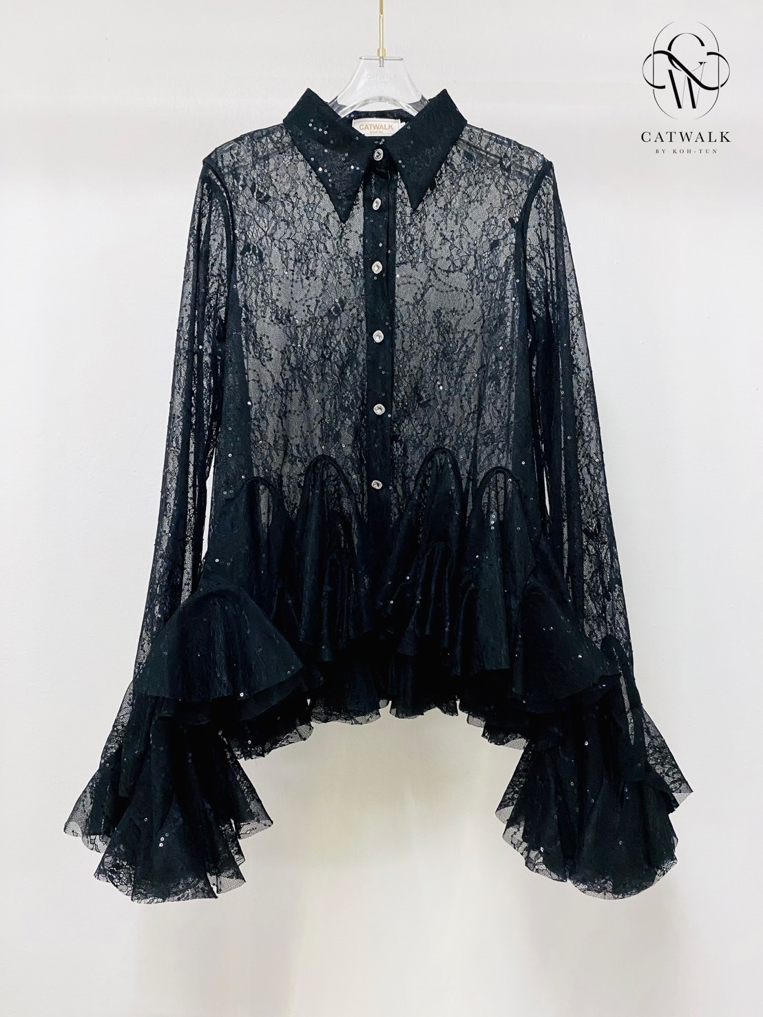 งานป้าย CATWALK BY KOH-TUN Detail>>>เสื้อเชิ้ตเทหลังผ้าลูกไม้ซีทรูปักแต่งเลื่อม เนื้อผ้าลูกไม้ซีทรูเกรดเอ