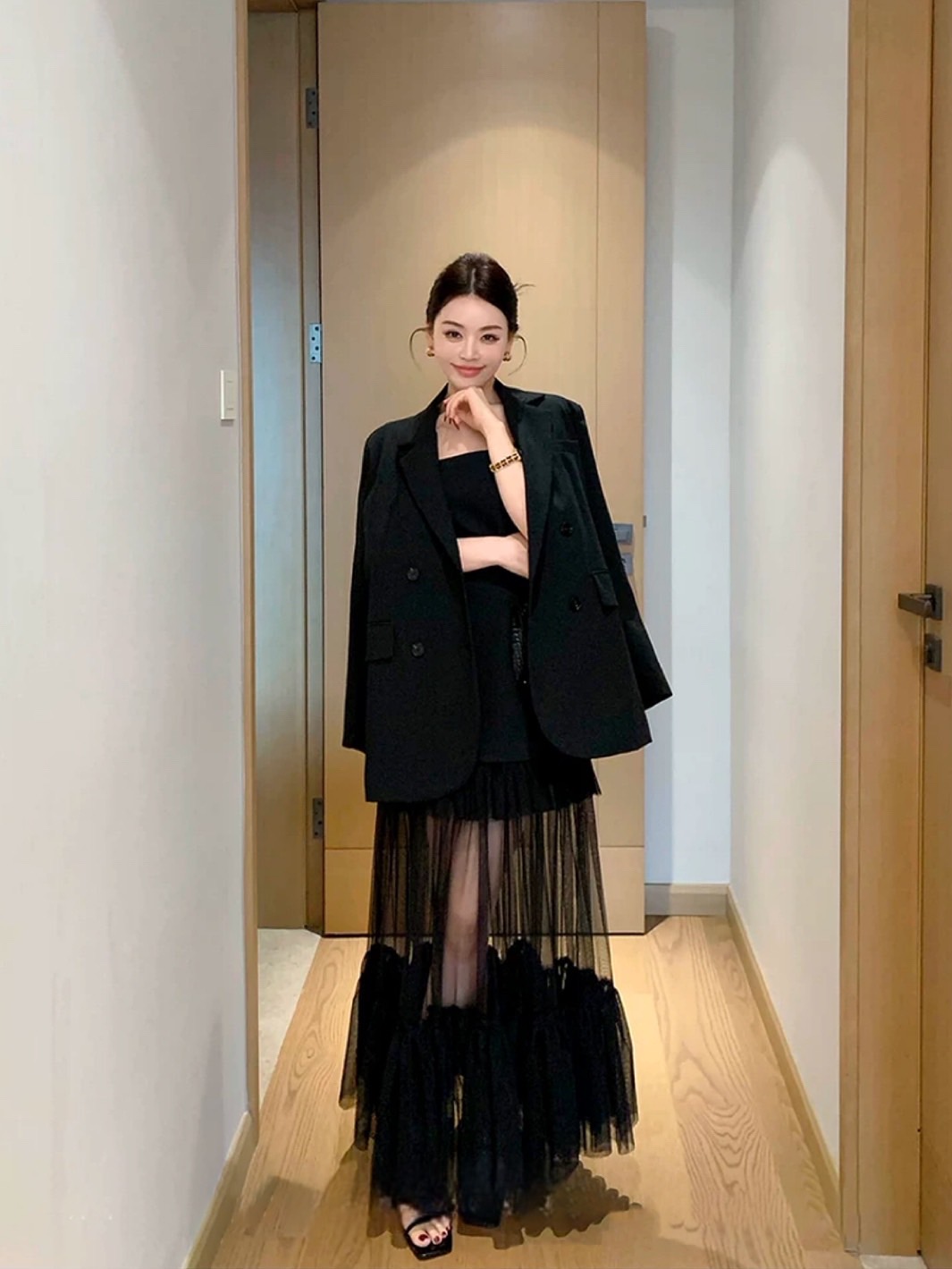 เซ็ตสายเดี่ยวสีดำแต่งระบายซีทรูยาวอลังด้านล่าง มาคู่กับเบเซอร์oversize คัทติ้งเป๊ะ พูดเลยว่าเซ็ตนี้ คุ้มมากๆค่า ใส่เข้าเซ็ตคือดีมากค่าใส่vacayถ่ายรูปกับแก๊งค์เพื่อนๆไม่มีผิดหวังเลยค่า ห้ามพลาดเลยน้าตัวนี้