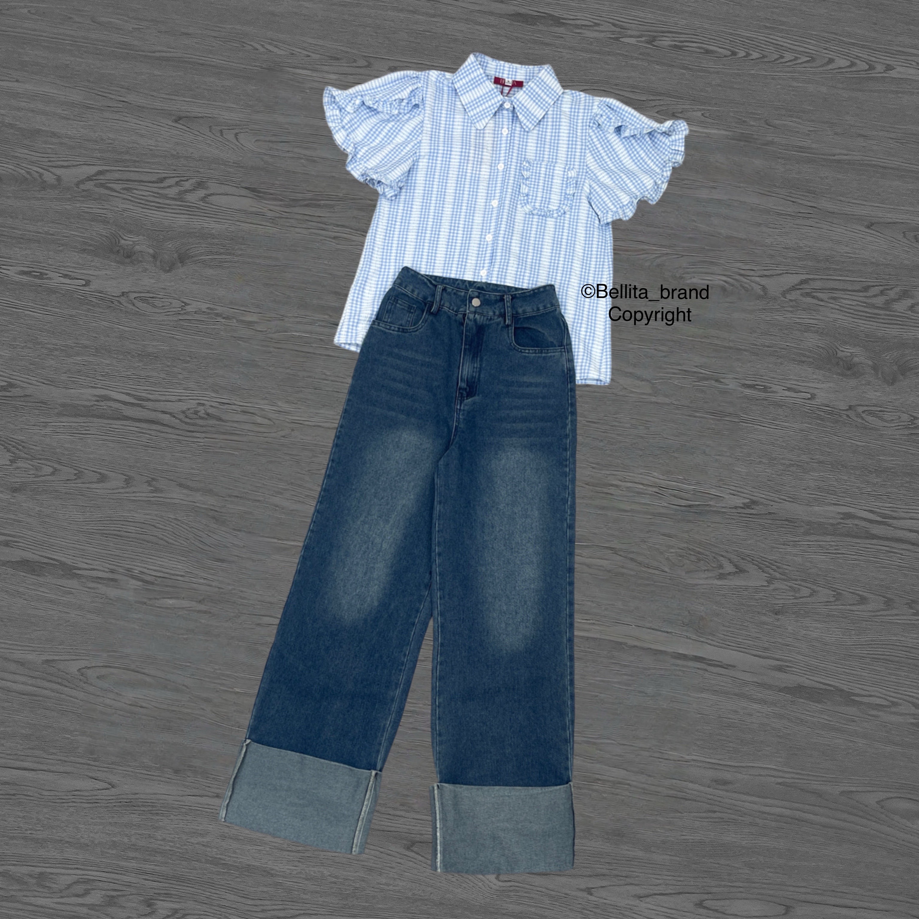 เซตเสื้อ+กางเกงยีนส์ขายาว เสื้อทรงตรงใส่สบายๆ สีฟ้าลายแขนสั้นแต่งระบาย กระดุมด้านหน้า มากับกางเกงยีนส์ขายาวพับปลายขา สวยปึ้งมาก