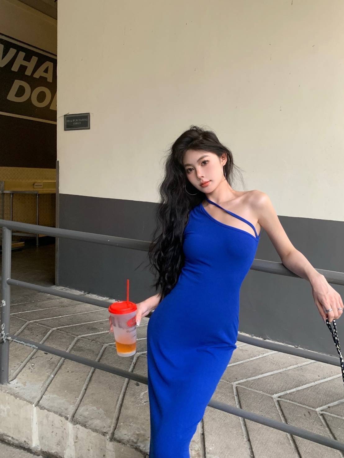 เดรสยาวสายเดี่ยวปาดไหล่ ผ้าถักยืดอย่างดี ใส่เข้ารูปสวย