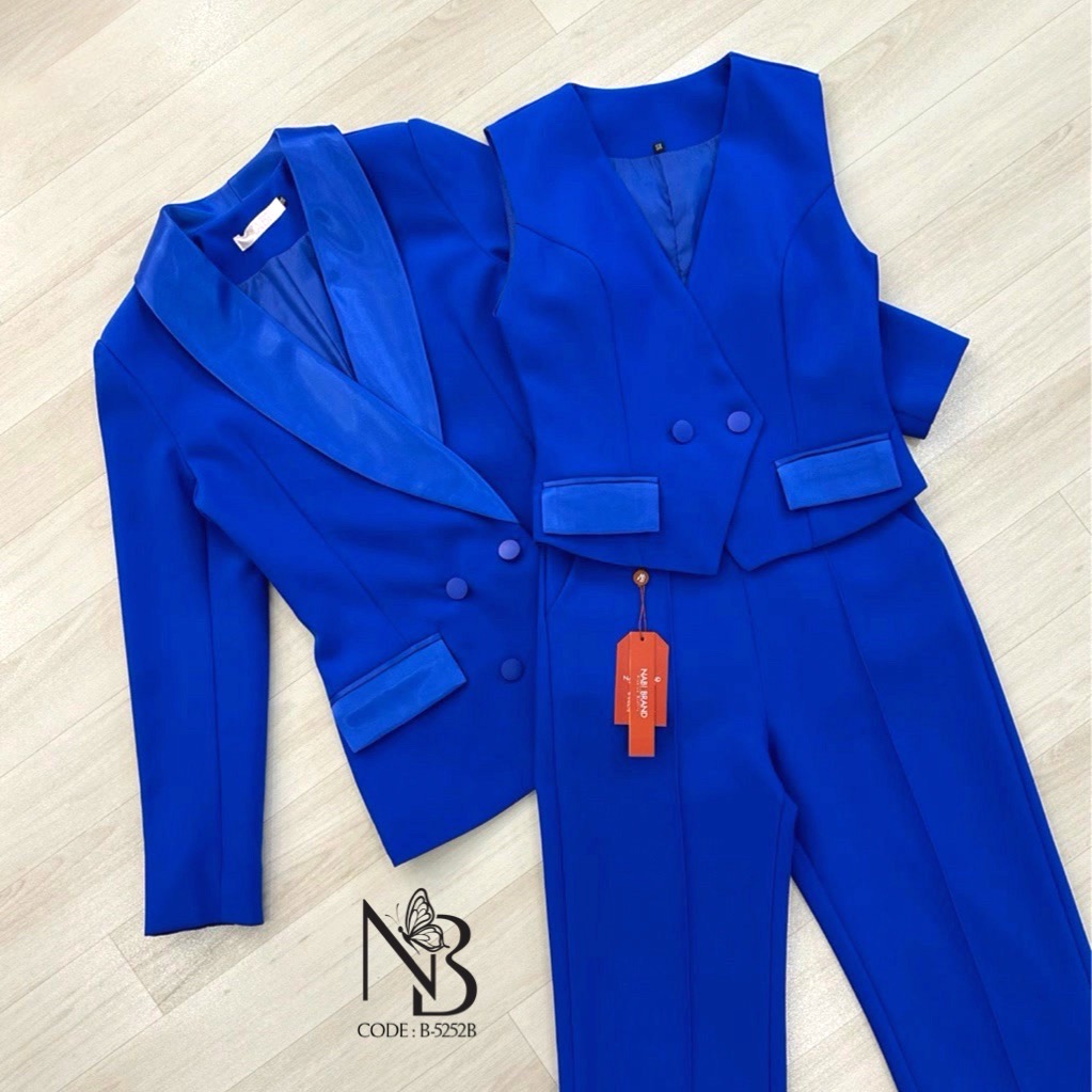 Set 3 ชิ้น ผ้าดีงาม สีดำแบบทางการ 🖤เสื้อสูทแขนยาวปกคอเงา ช่องกระเป๋าแต่งเงาใช้งานได้จริง กระดุม 4 เม็ด 🖤เสื้อกั้กกระดุม 2 เม็ด ช่องกระเป๋าแต่งเงาใช้งานได้จริง มีฟองน้ำมาให้ด้วยนะ 🖤กางเกงขายาวทรงกระบอก งานซิบหลัง ตีเกล็ตด้านหน้า มีช