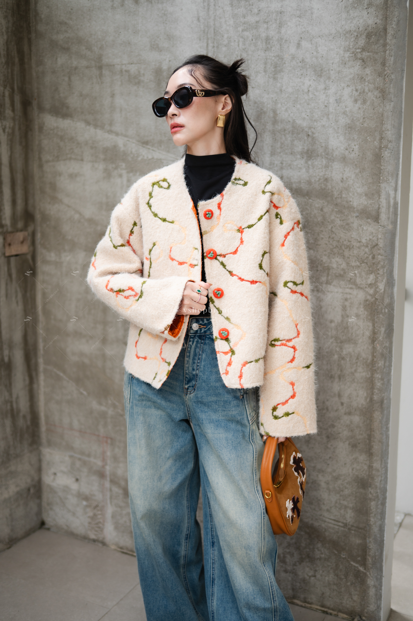 เสื้อคลุมผ้าวูปักลายเส้นกระดุมลูกพลับ