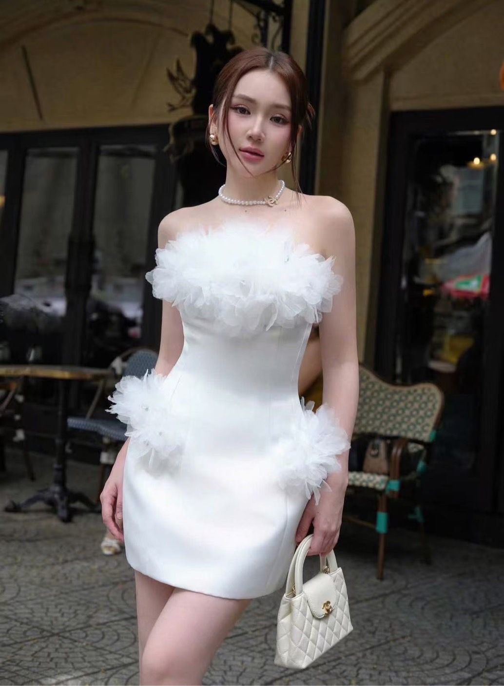 เดรสเกาะอกสีขาวทรงเข้ารูป แต่ง detail ด้วยดอกไม้ช่วงอกแน่นๆและเย็บด้วยเพชรเป็นเกสรและแต่งดอกไม้ที่ช่วงสะโพกทั้งสองข้างอกมีฟองน้ำเสริมและมีซับทั้งตัว #Miralynstudio#Miralynbrand#miralynชุดออกงาน#เดรสออกงาน#ชุดดินเนอร์