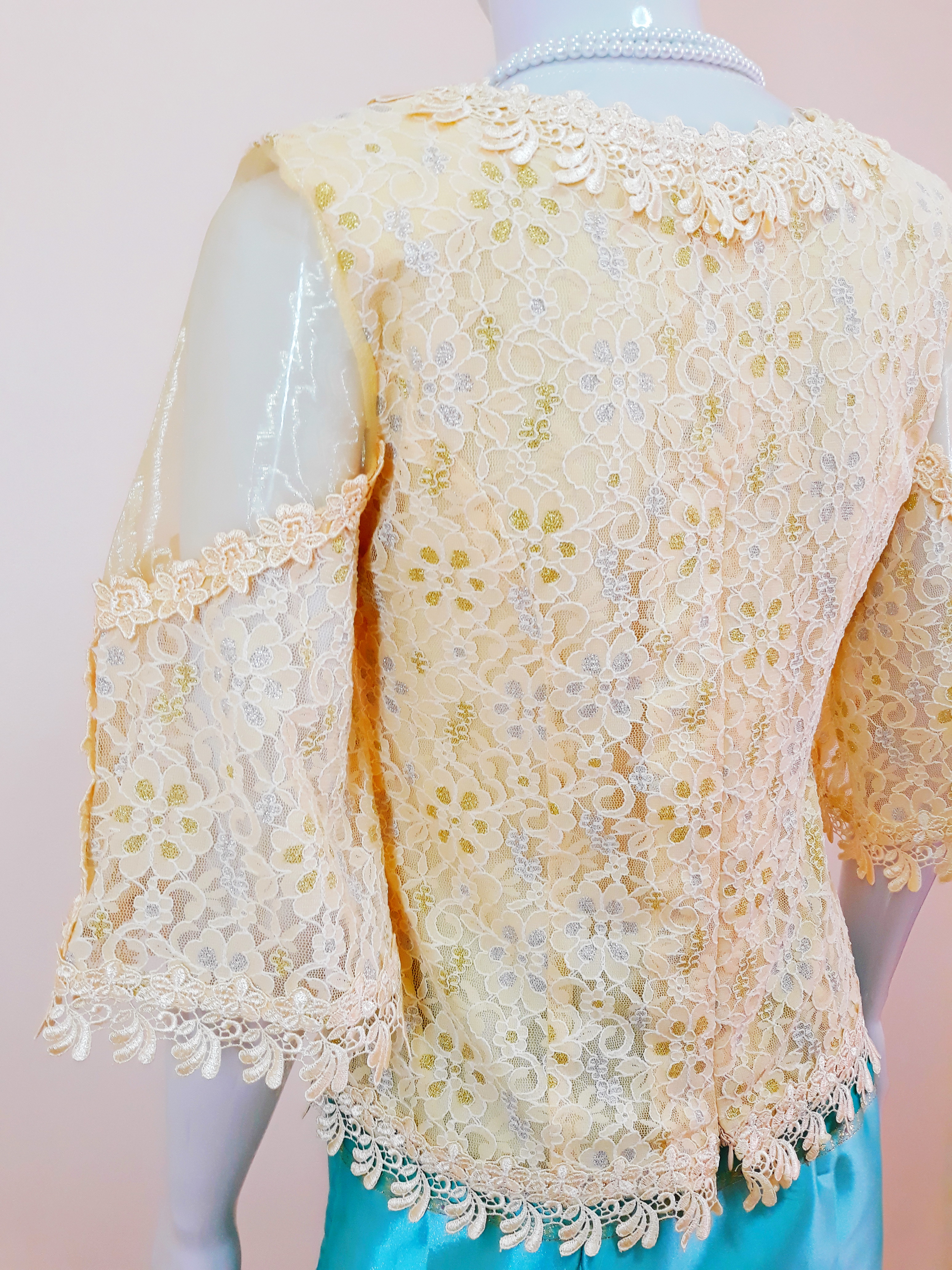 เสื้อลูกไม้ สีครีม สวยหรู ดูดีมีระดับ มีซับในตัว (อกวัดเต็ม37 : รอบอก 34-35 นิ้ว/ใส่ได้)