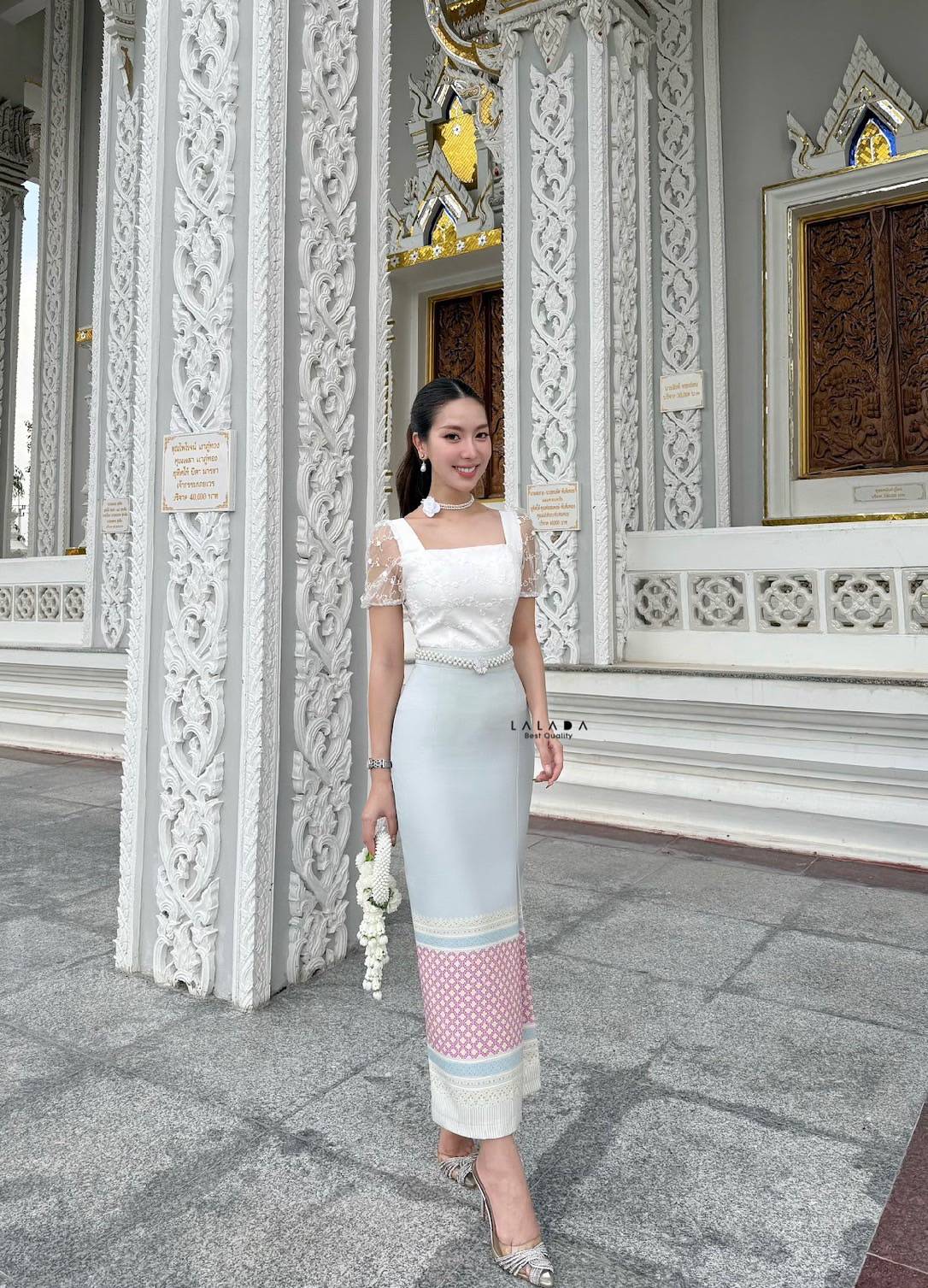 คอลผ้าไทย ชุดทำบุญ ชุดไปงาน พร้อมส่งค่ะ เสื้อลูกไม้คอเหลี่ยมมีแขน อกเสริมฟองน้ำ + เข็มกลัดดอกไม้ + เข็มขัด ( เข็มขัดยืดได้ ) +สร้อยลูกปัดมุกที่คอ สุดคุ้มมากค่ะ แมทช์กับผ้าถุงสำเร็จพิมพ์ลายโทนสีเขียวอ่อน