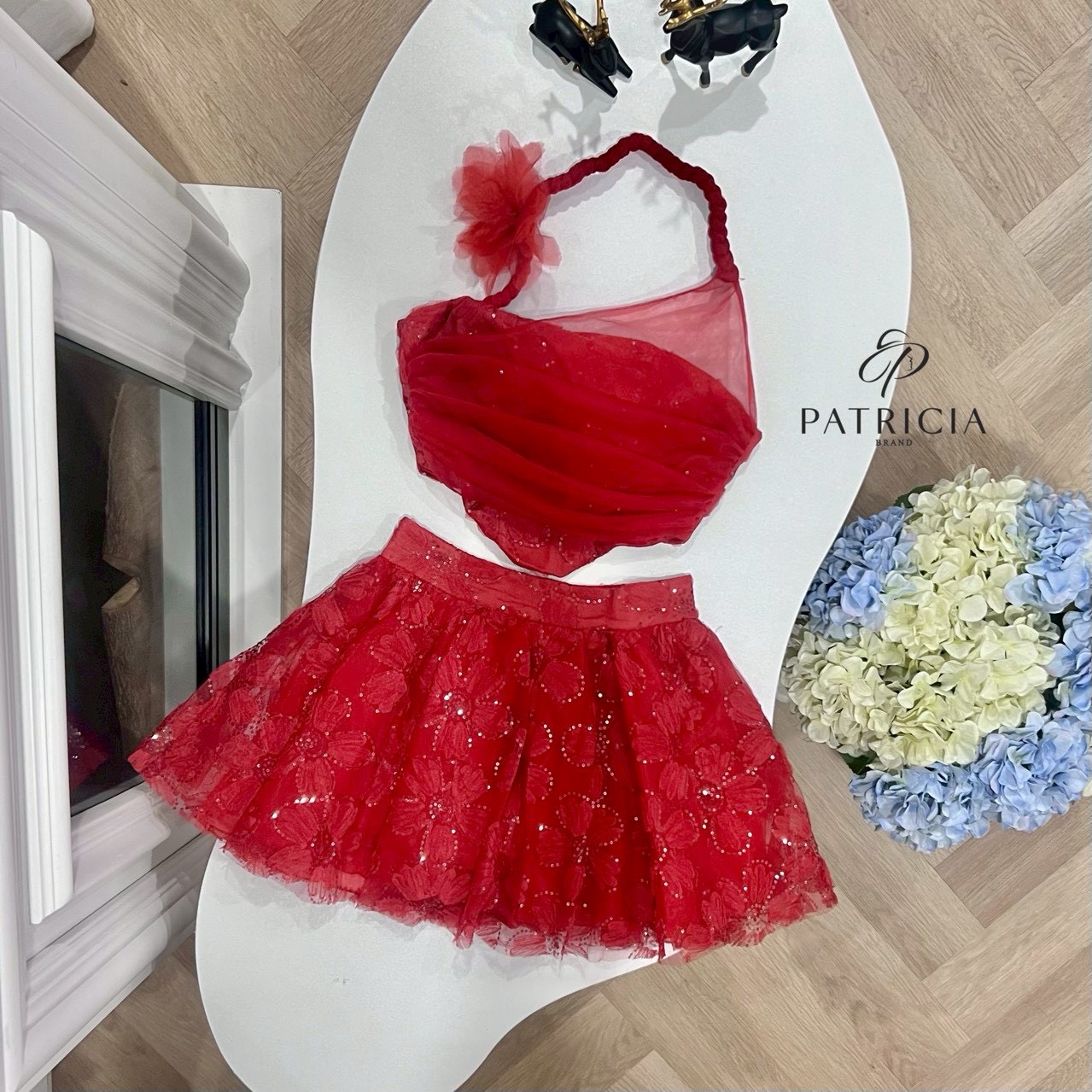 Set 2ชิ้น เสื้อ+กระโปรง🔥 เซ็ทนี้ตัวเสื้อเป็นทรงเกาะอกเข้ารูป ด้านบนจะมีสายถักติดดอกไม้เก๋ๆไว้สำหรับคล้องคอ ใช้ผ้าซีทรูสีแดงและมีซับในด้านในมีฟองน้ำอย่างดี เป็นงานซิปหลัง✨✨ มาคู่กันกับกระโปรงสีแดง ใช้ผ้าลูกไม้เนื้อดี นิ่ม ไม่คัน แลัมี