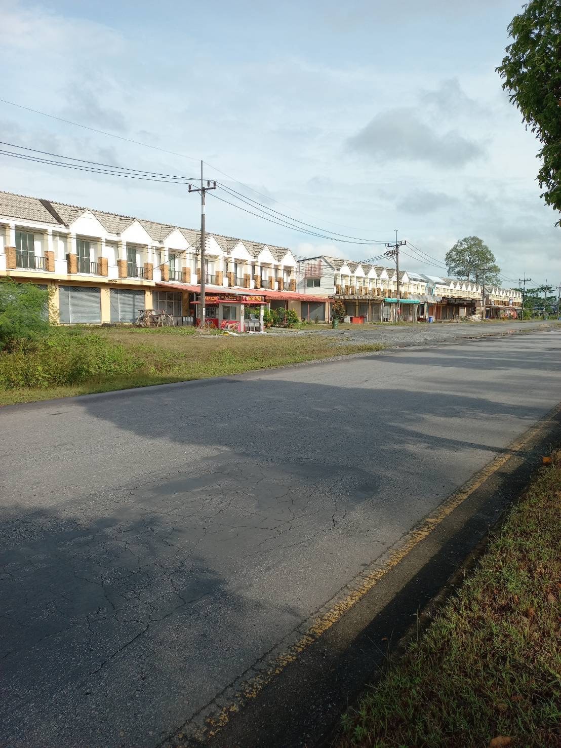 ขายที่ดินถมแล้วติดถนนใหญ่ 4 เลน มีระบบน้ำประปา หม้อแปลงไฟฟ้าแรงสูงพร้อม สามารถดำเนินการทำโครงการบ้านเดี่ยวขนาด 60ถึง70 ตารางวาได้ประมาณ35หลัง ขนาด7.5ไร่ ตำบลที่วัง อำเภอทุ่งสงจังหวัดนครศรีธรรมราช