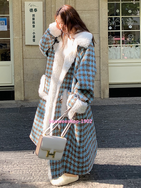 เสื้อกันนหนาวมาใหม่ทรงโอเวอร์ไซใส่แบบหลวมๆ ดูมีสไตล์โค้ทผู้หญิงตัวยาวลายสก็อตแต่งปกขนแกะและกระเป๋าหน้า มีซับในหนา กันหนาว กันลม กันหิมะได้ มีหลายไซอกถึง 54 นิ้ว สำเนา