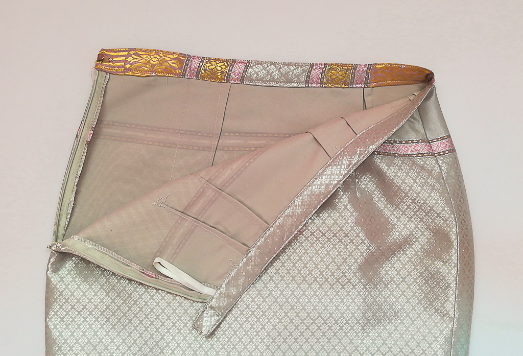 ผ้าถุงไหมสำเร็จรูป (สีเทา ลายสุโขทัย) งานตัดเย็บประณีต อัดผ้ากาวตามสีของผ้าถุง เนื้องานดีเกรด A (รอบเอว 28 นิ้ว)