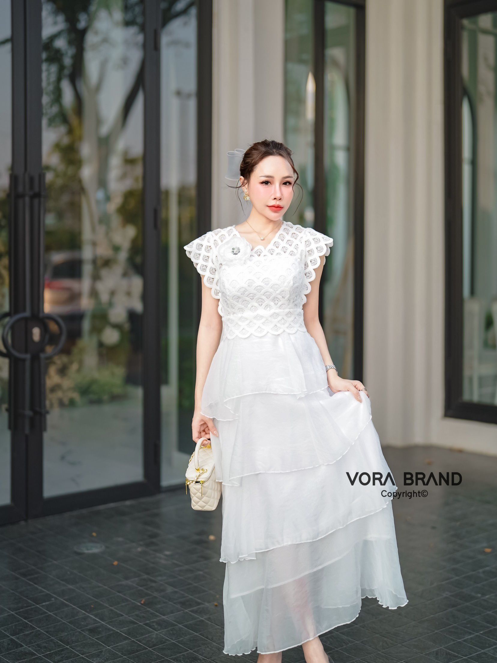 Dress ยาว คอวี ช่วงบนแต่งผ้าลูกไม้ มีฟองน้ำจัดทรงให้ค่ะ แต่งเข็มกลัดดอกไม้ช่วงอก เอวเข้ารูป ช่วงกระโปรงแต่งระบายชั้นๆ น่ารักมากค่ะ เนื้อผ้าใส่สบายมีซับในทั้งชุดค่ะ ... ใส่ออกมาแล้วเป๊ะเว่อร์ แพทเทรินเนี๊ยบสุดๆ สามารถใส่ได้ในทุกโอกาสเลยค่า