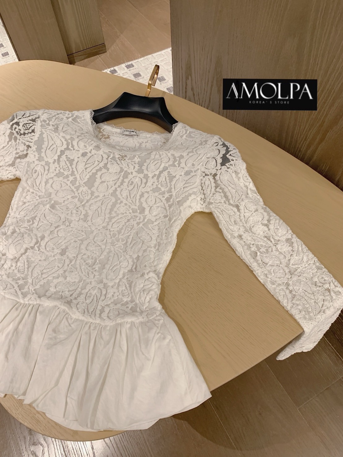 เสื้อแขนยาว CH แต่งลูกไม้ LOGO CC เนื้อนิ่ม สวยหรู ดูแพง สวยม๊ากกกกก เนื้อผ้าดีมากๆค่ะค๊าลูกค้า ผ้าเย็นๆ ใส่สบายสุดๆ แมทซ์กับอะไรก็สวย เข้ากันได้