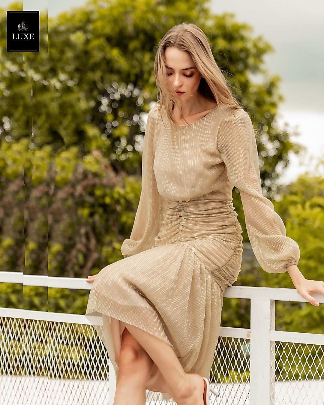 Label : LUXE ☑️เดรสเสื้อคอกลมแขนยาว กระโปรงทรงเข้ารูปจับเดรปตรงกลาง ต่อชายระบาย ☑️ทำจากผ้าราเม่อัดพลีทผสมดิ้นเมทัลลิค ผ้านุ่มยืดหยุ่น ☑️มีซิปซ่อนและซับในเต็มตัว