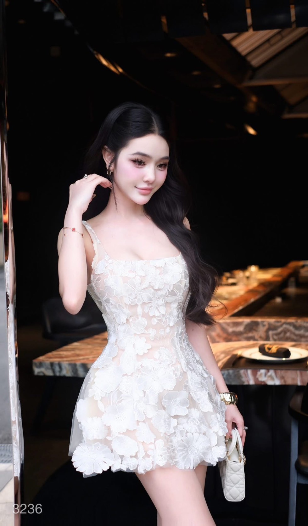 มินิเดรสลูกไม้ 3D สุดหรู ซับด้านในสีนู๊ด ใส่แล้วดูสว่างและขับผิว อกเอวเข้ารูป อกเสริมฟองน้ำ (ซิปหลัง) ช่วงกระโปรงบานออกเล็กน้อย ( ด้านในมีซับมาอย่างดี) ใส่ออกเดต ดินเนอร์ งานสวยเนื้อผ้าดีคัตติ๊งเป๊ะ