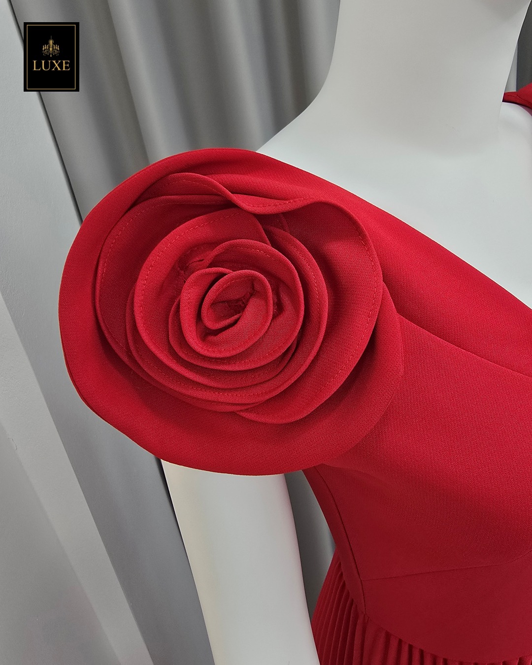 Label : LUXE ☑️เดรสเสื้อคอวีแขนกุด กระโปรงพลีทรอบตัว