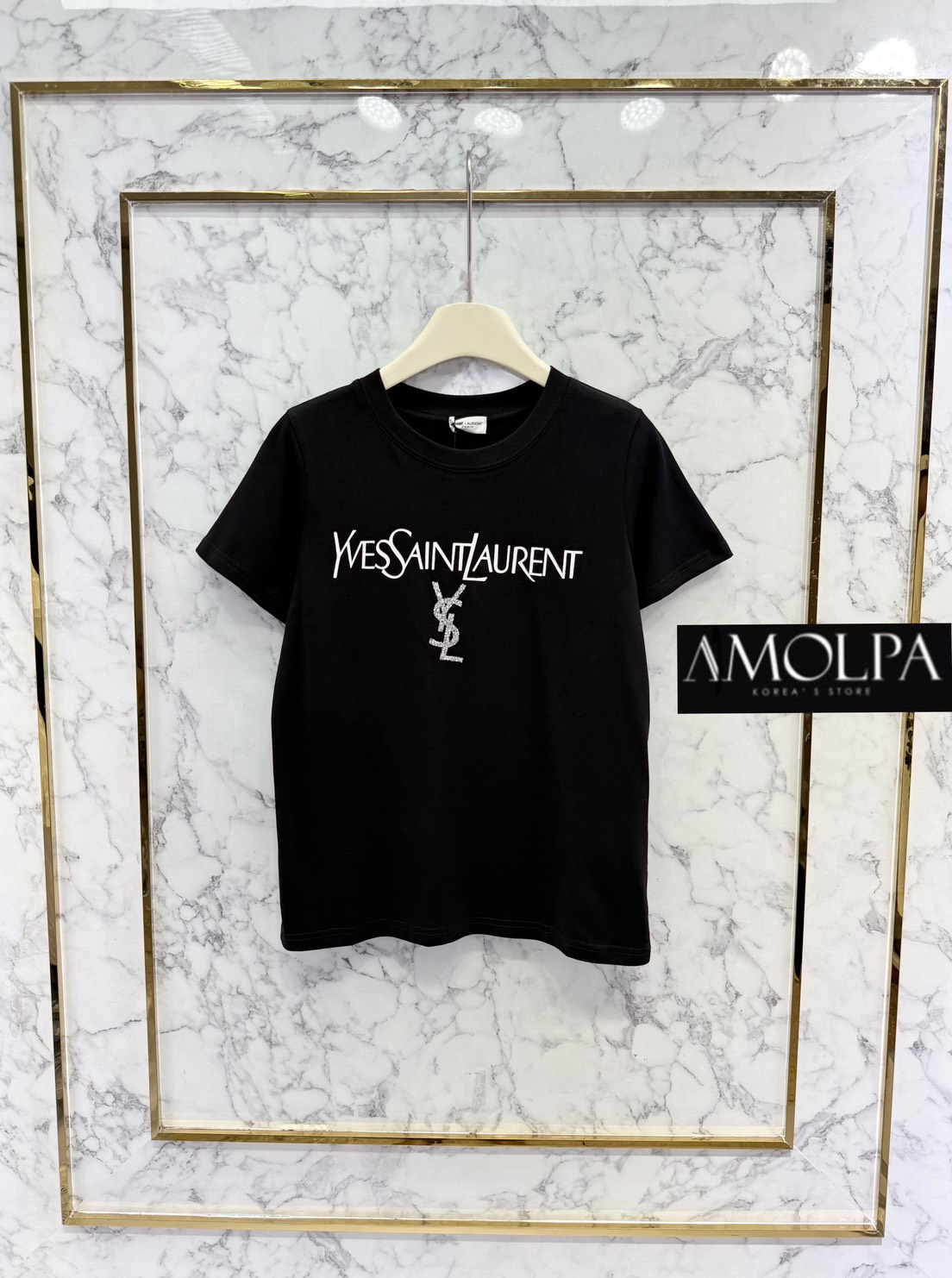 เสื้อยืด YSL ผ้าหนานุ่ม YSL ปัก สวยเด่น ลายใหม่ชนช๊อปป สวยม๊ากกกกก เนื้อผ้าดีมากๆค่ะ ผ้าเย็นๆ ใส่สบายสุดๆ แมทซ์กับอะไรก็สวย เข้ากันได้ดี #AMOLPA BRAND CODE – 6297
