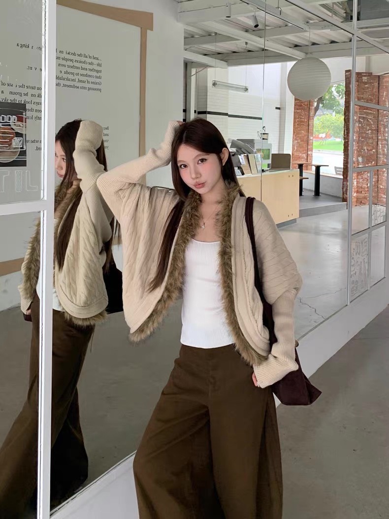 เสื้อคลุมไหมพรมผสมวูล ตกแต่งขนเฟอร์นุ่มฟู ใส่แล้วน่ารักมากก 🤍 โทนสีคลุมง่าย แมตช์ได้ทุกลุค อบอุ่น ใส่สวยทุกโอกาส