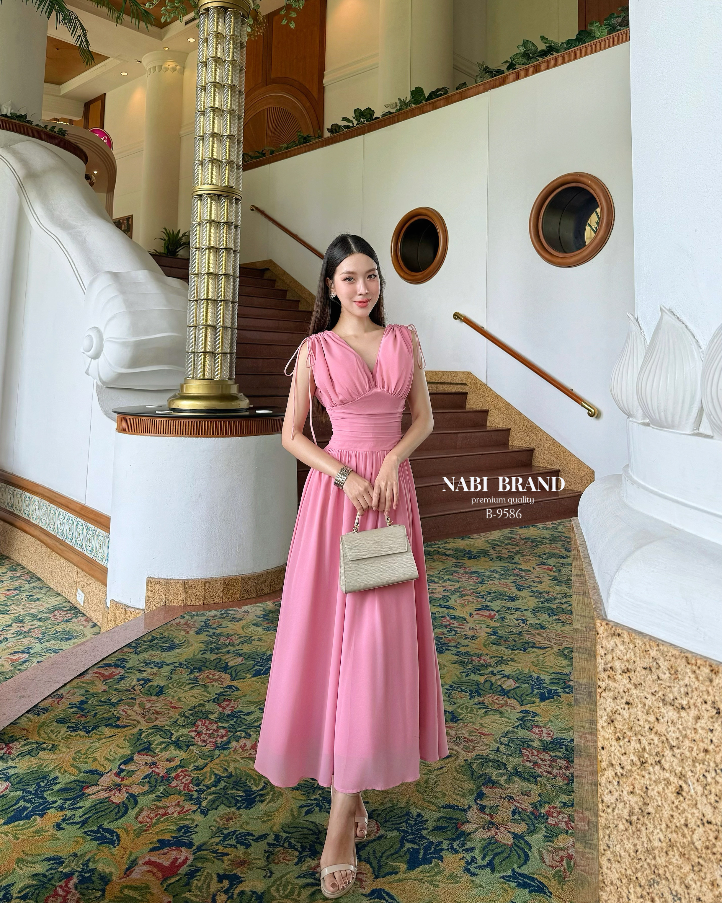 Label :: #NABIBRAND Code :: B-9586 Detail :: เดรสผ้าชีฟองแบบพริ้วๆระบายๆ สีชมพูลุคหวานแบบลัคชู แต่งผูกเชือกที่ไหล่ ทรงแขนกุด คอวี ชุดมีฟองน้ำและซับใน งานซิบหลัง ใส่ชิลๆไปทะเล หรือออกงาน ออกเดท ได้ เลยนะ สวยเกินใครเลยค่ะ สาวๆ 🩷 #งานป้ายนาบี #งานป้า